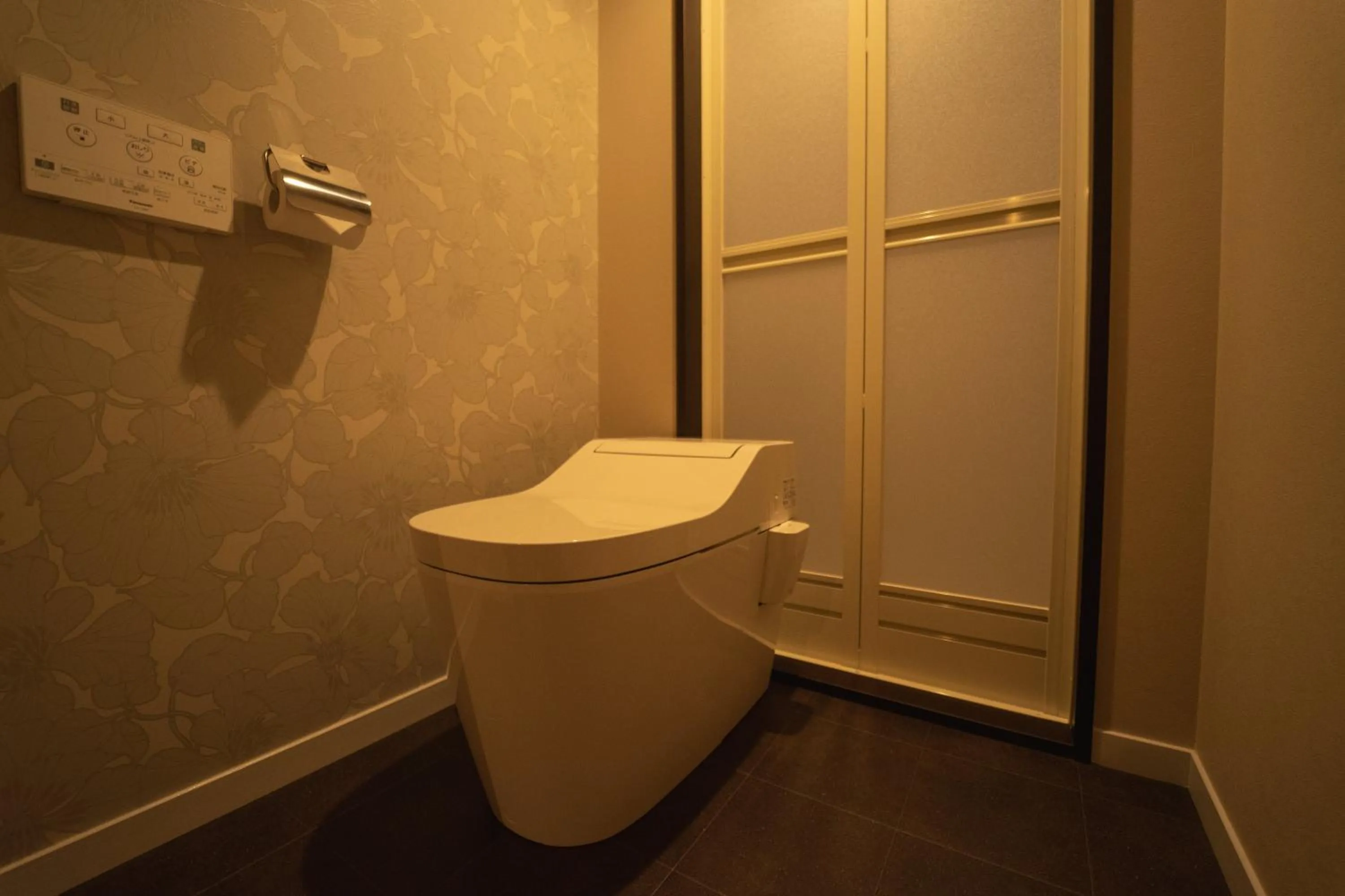 N33 Hakata Sta Riverside