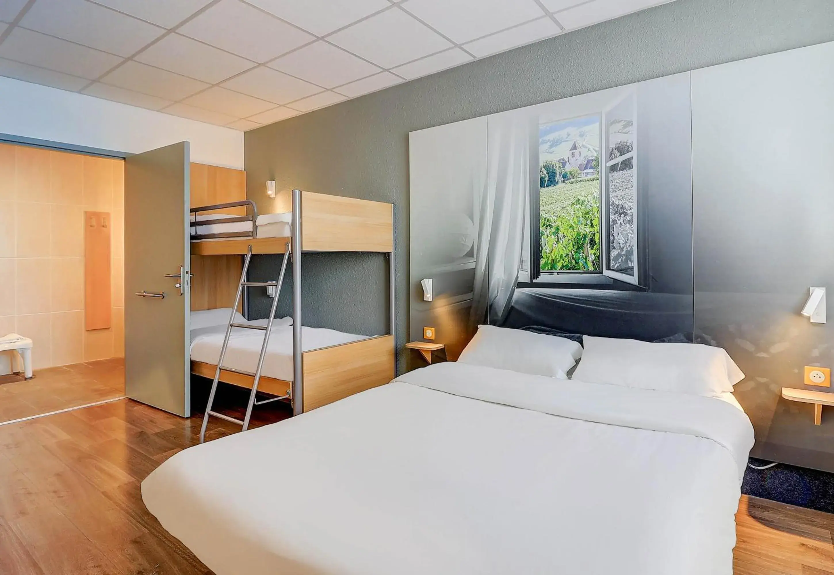 Quadruple Room in B&B HOTEL Chaumont Quadruple Room in B&B HOTEL Chaumont