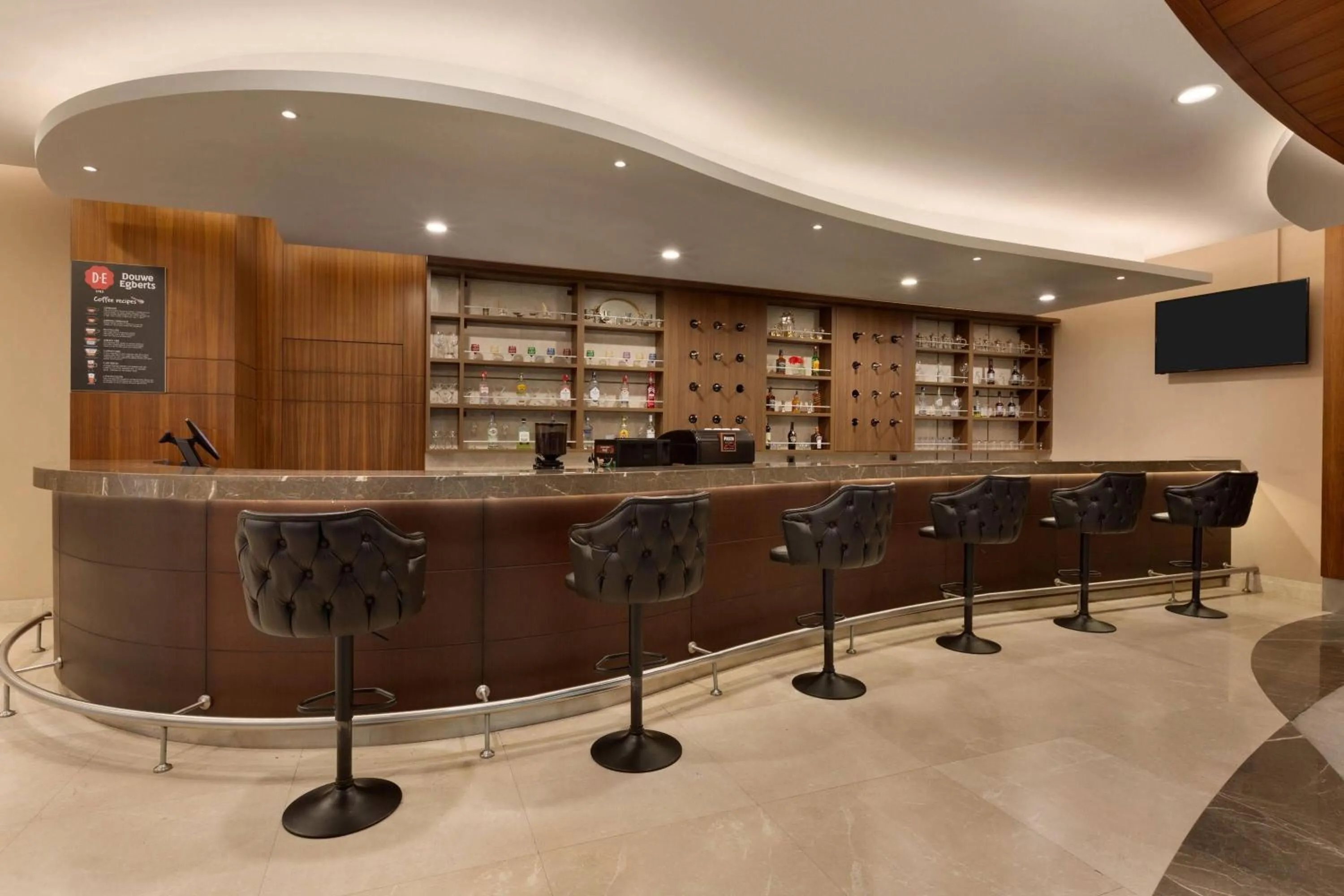 Lounge or bar in La Quinta by Wyndham Istanbul Gunesli
