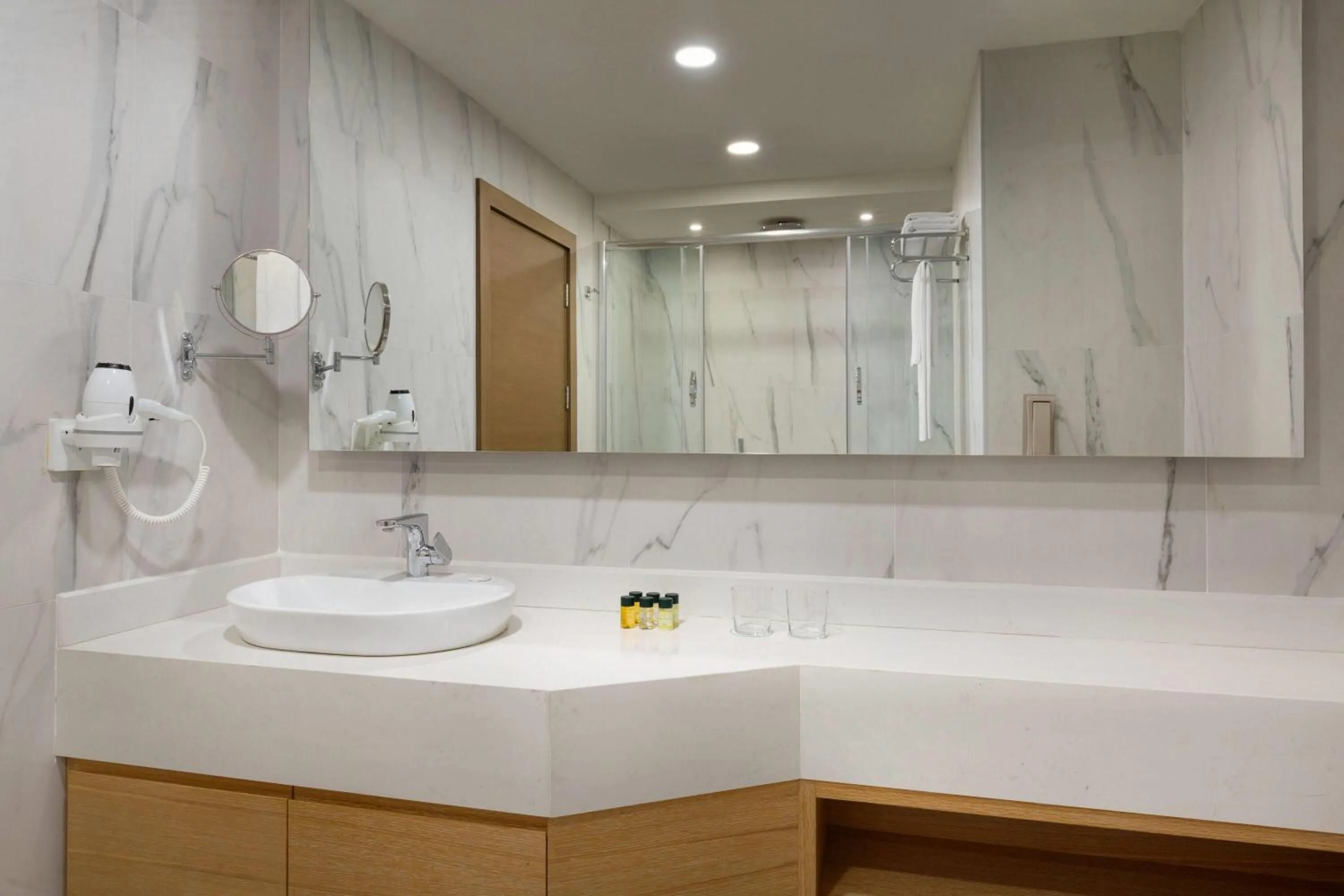 Photo of the whole room in La Quinta by Wyndham Istanbul Gunesli