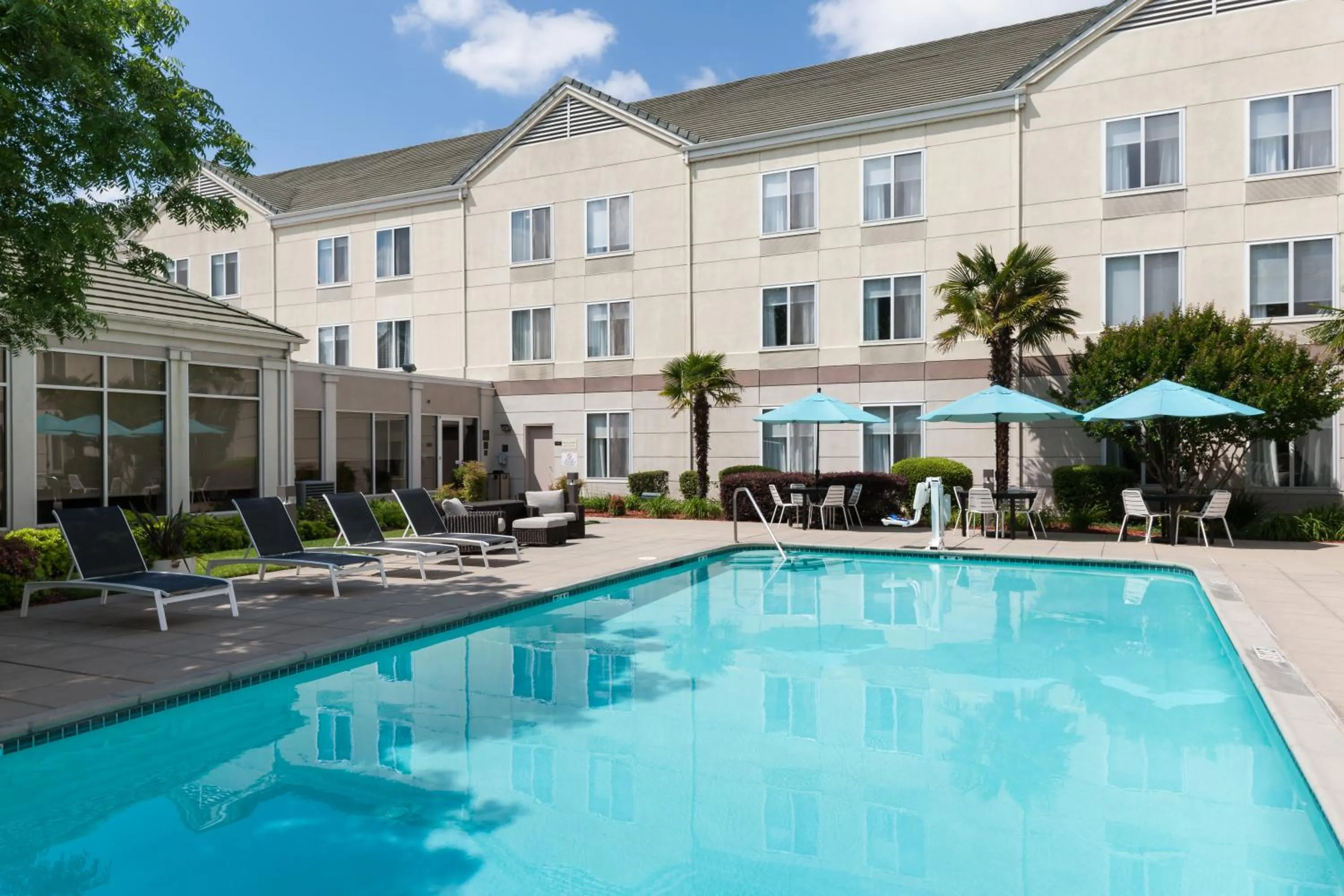 Swimming pool in Hilton Garden Inn Sacramento/South Natomas