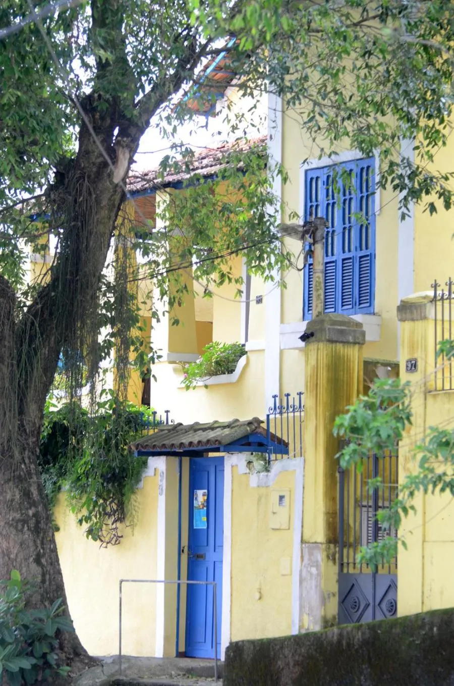 Facade/entrance in Brasileranza Hostel