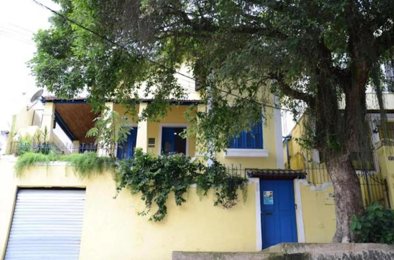 Facade/entrance in Brasileranza Hostel