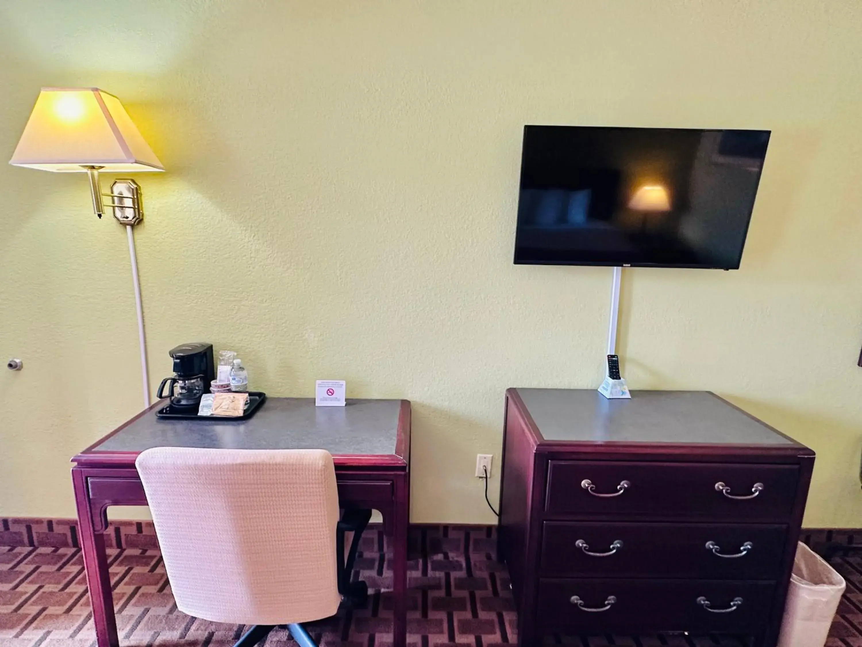 Standard King Room in American Inn Princeton Standard King Room in American Inn Princeton