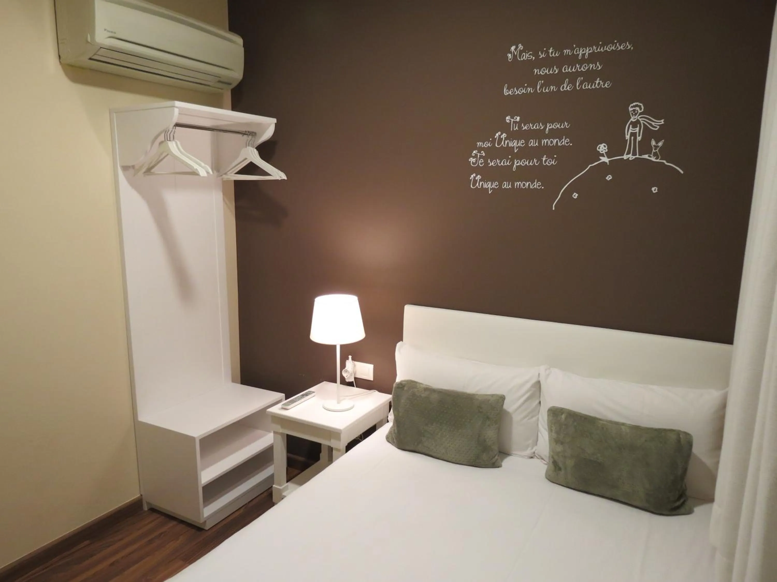 Bed in Hostal Petit Príncep