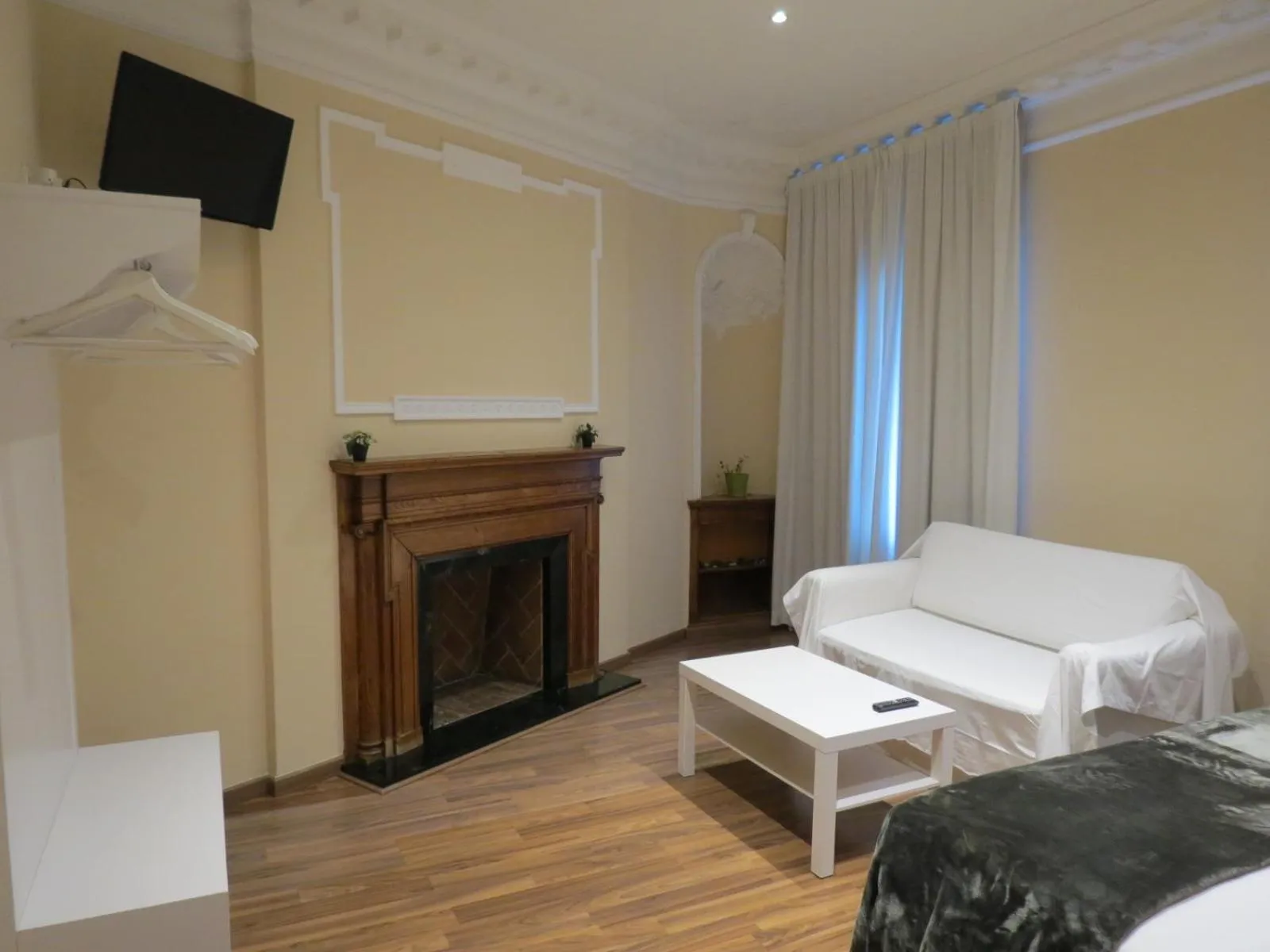 Photo of the whole room, Bed in Hostal Petit Príncep