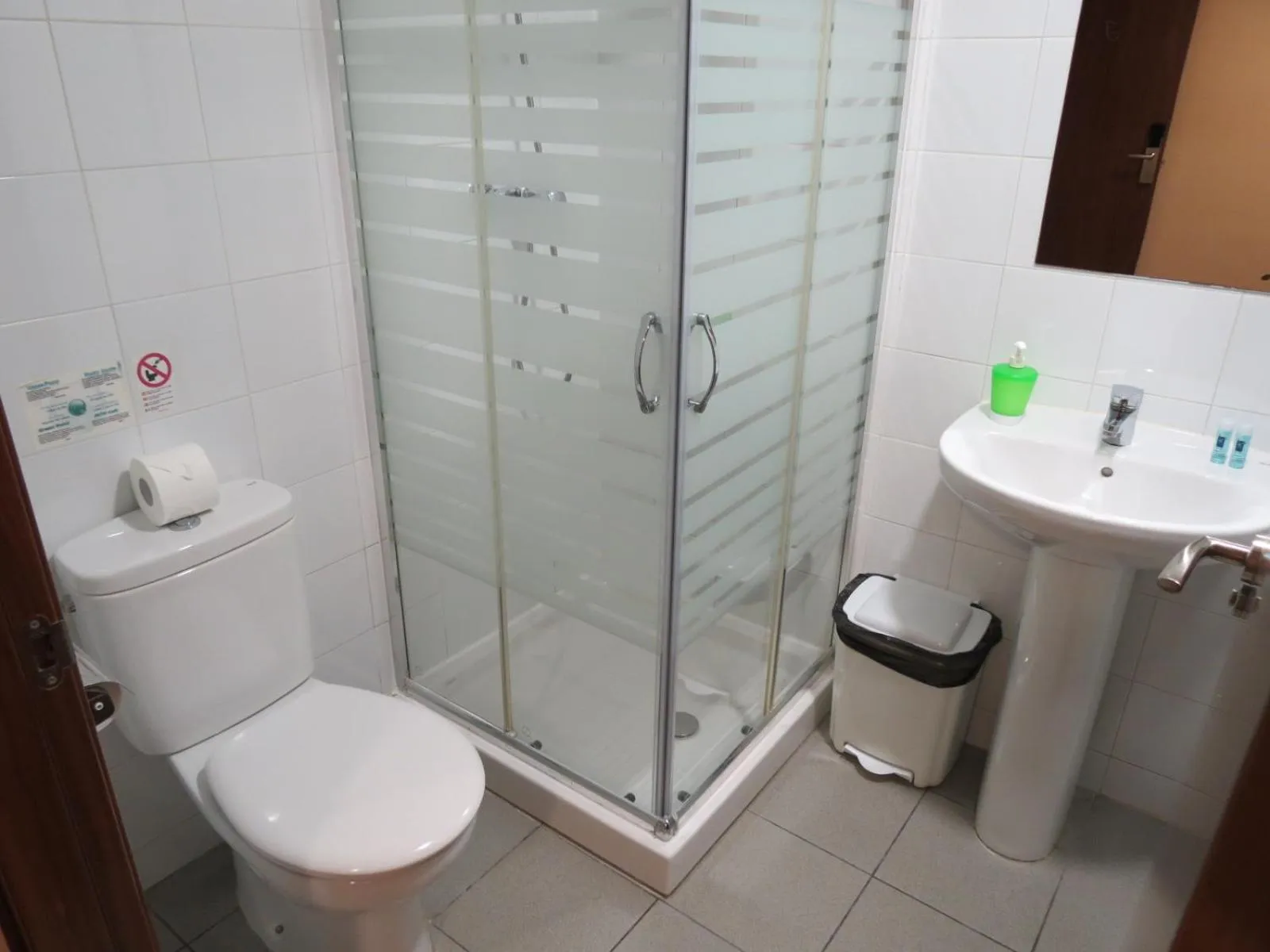 Shower in Hostal Petit Príncep