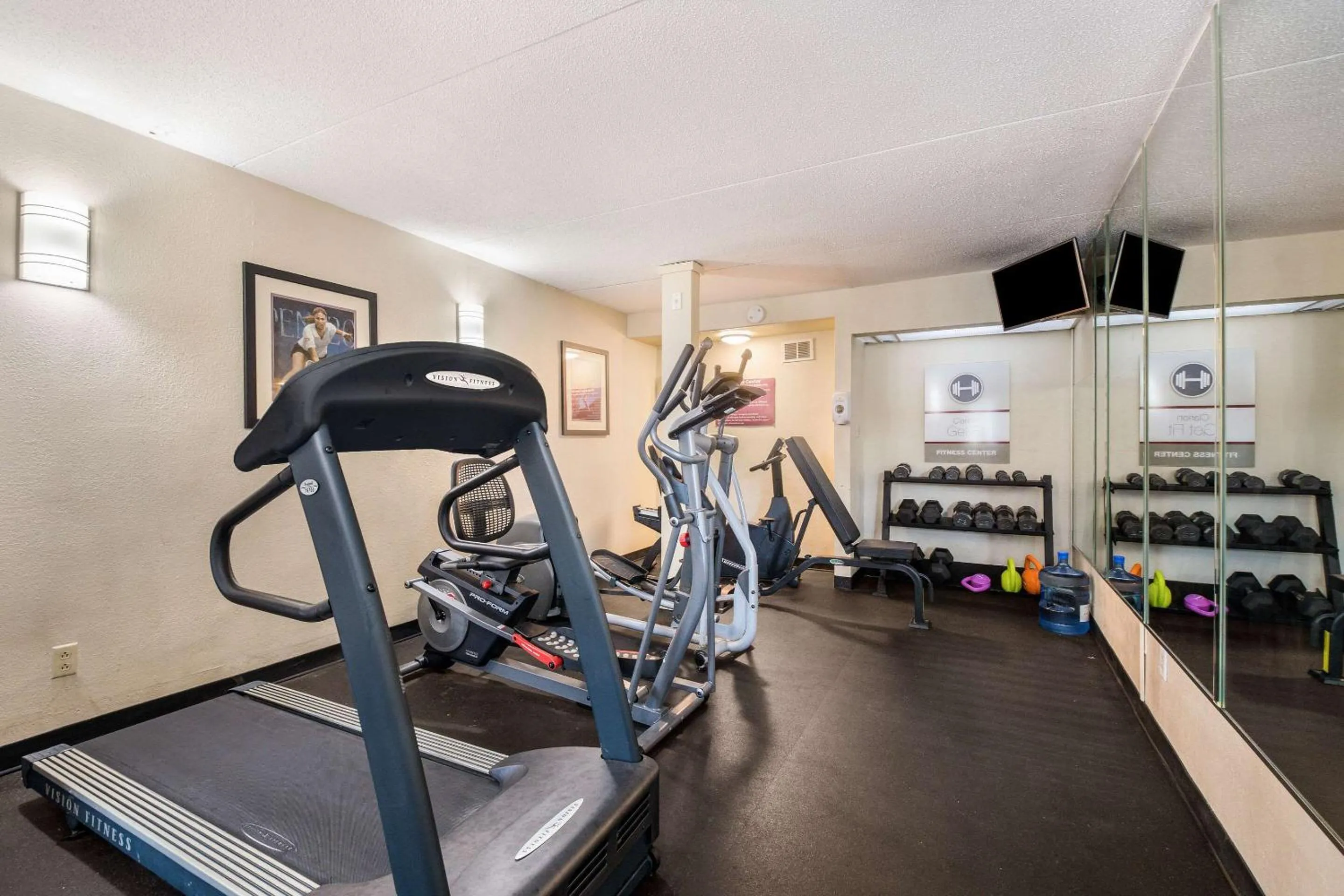 Fitness centre/facilities in Clarion Inn Cleveland near University