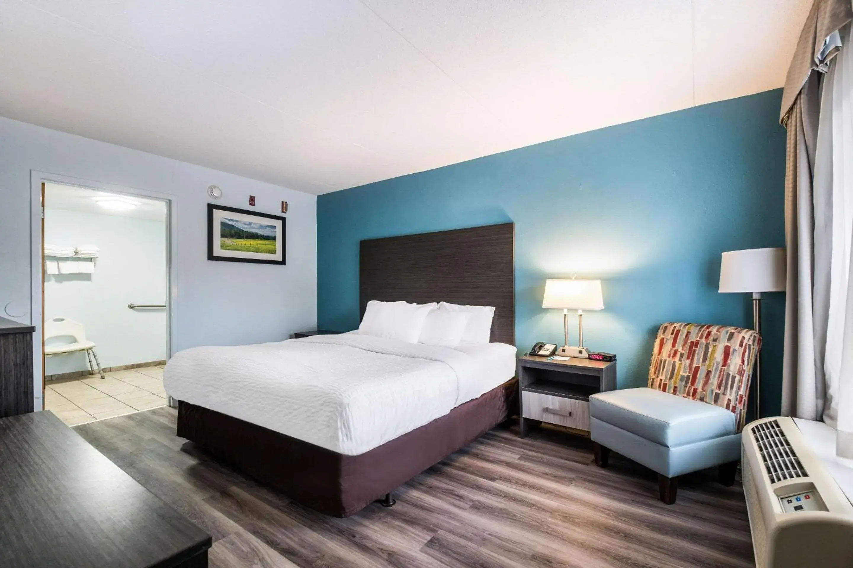 King Room - Disability Access/Non-Smoking in Clarion Inn Cleveland near University King Room - Disability Access/Non-Smoking in Clarion Inn Cleveland near University