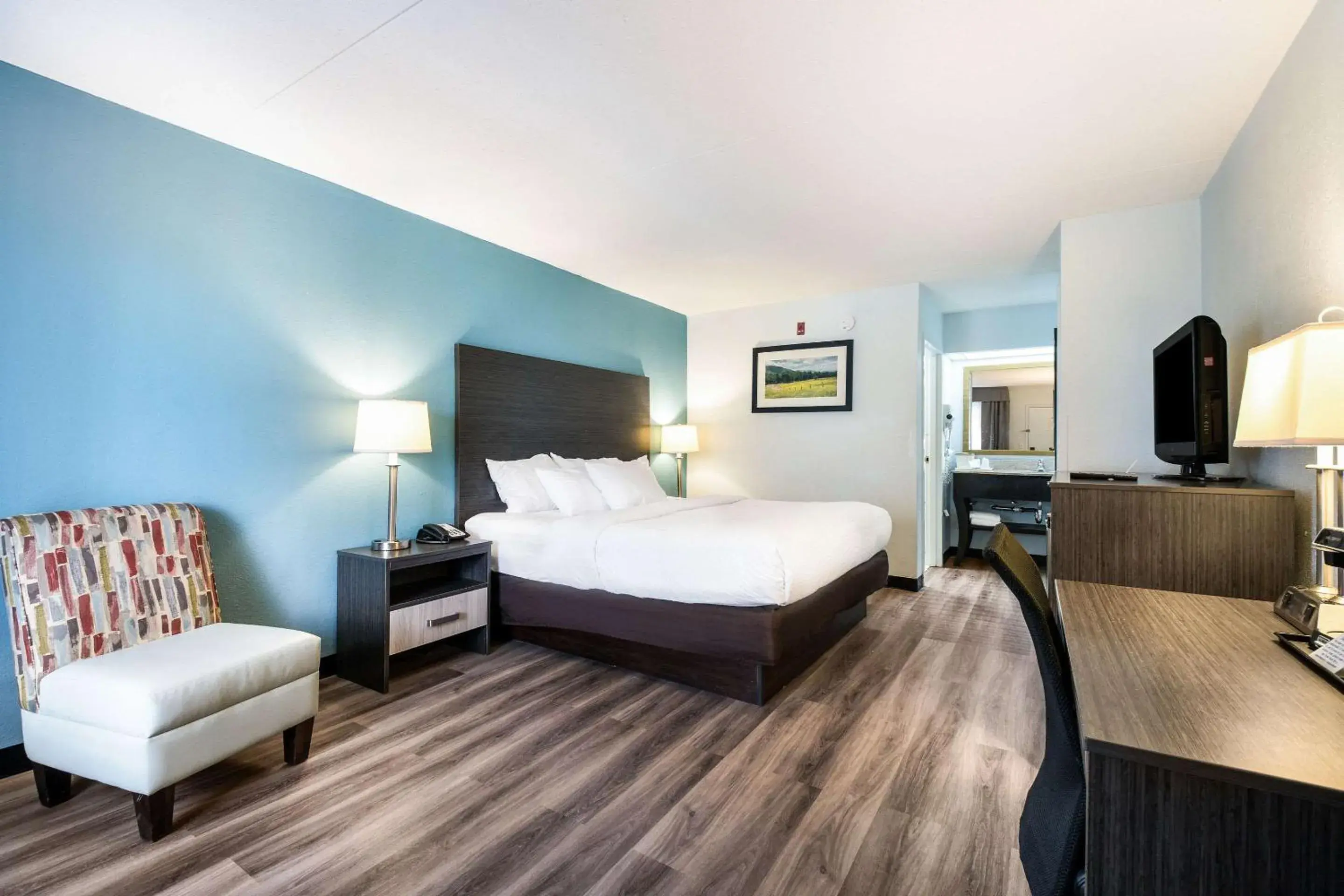 King Room - Non-Smoking in Clarion Inn Cleveland near University King Room - Non-Smoking in Clarion Inn Cleveland near University