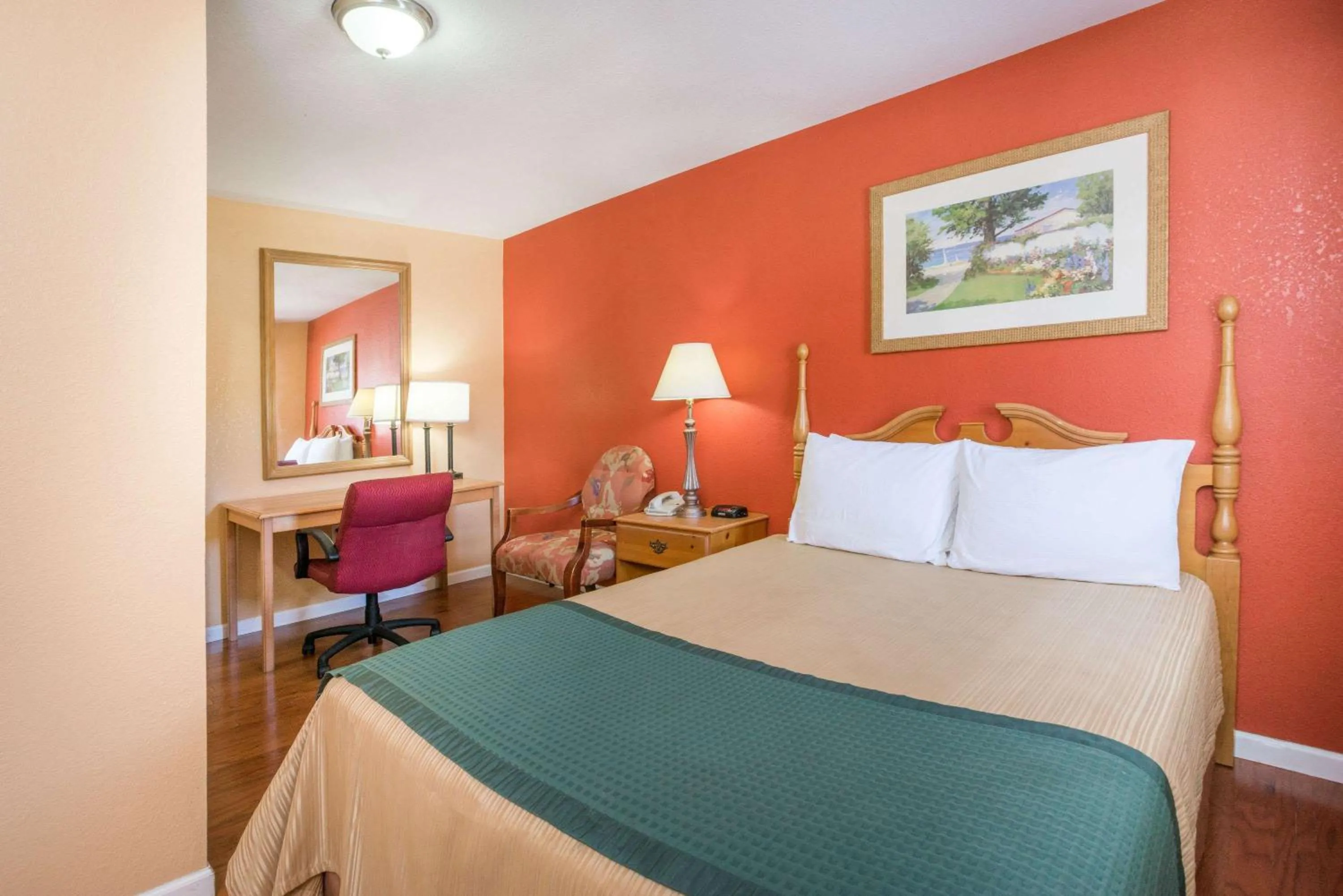 Photo of the whole room, Bed in The Hillside Hotel