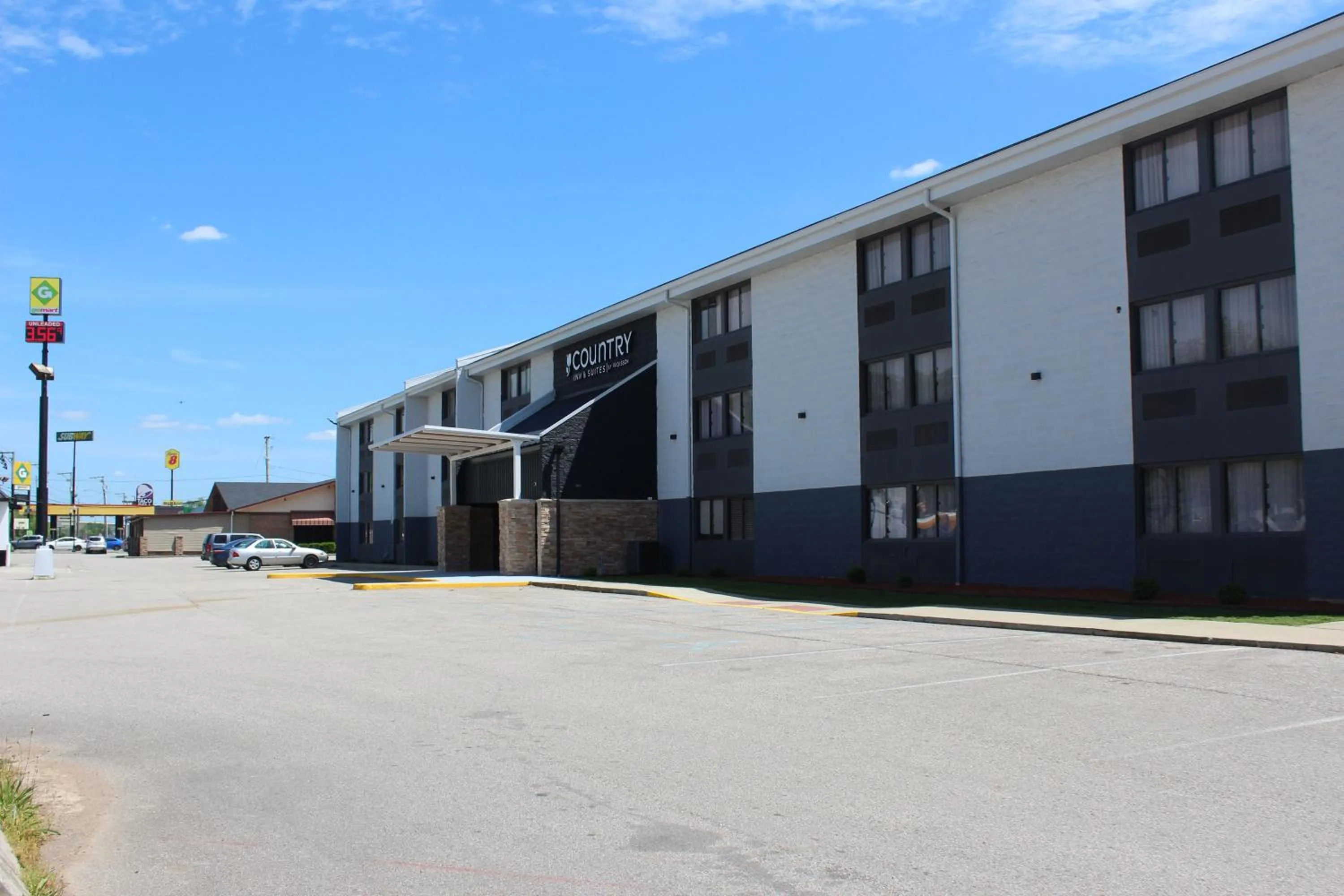 Property building in Country Inn & Suites by Radisson, Dunbar - Charleston