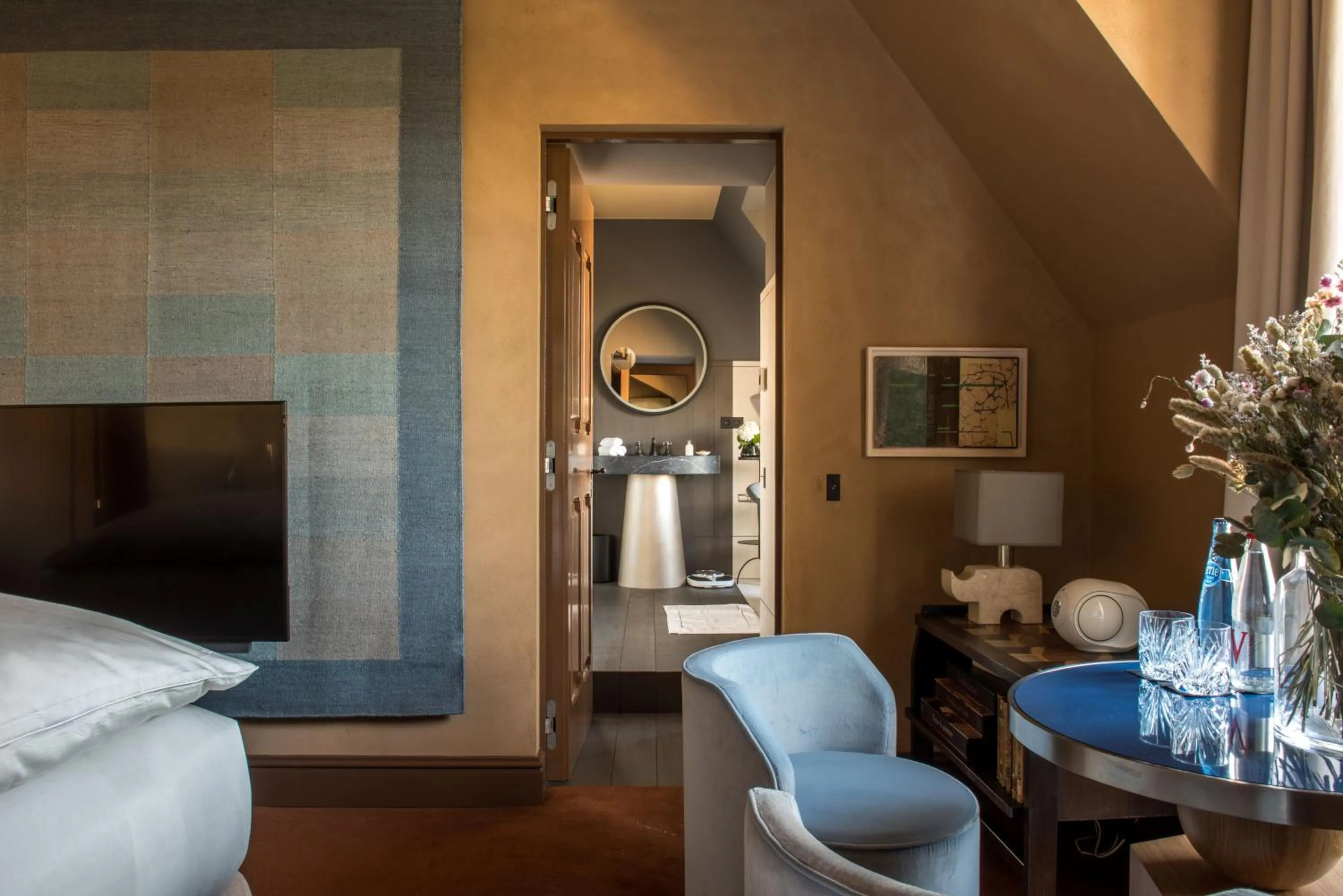 Bathroom, Bed in Cour des Vosges - Evok Collection