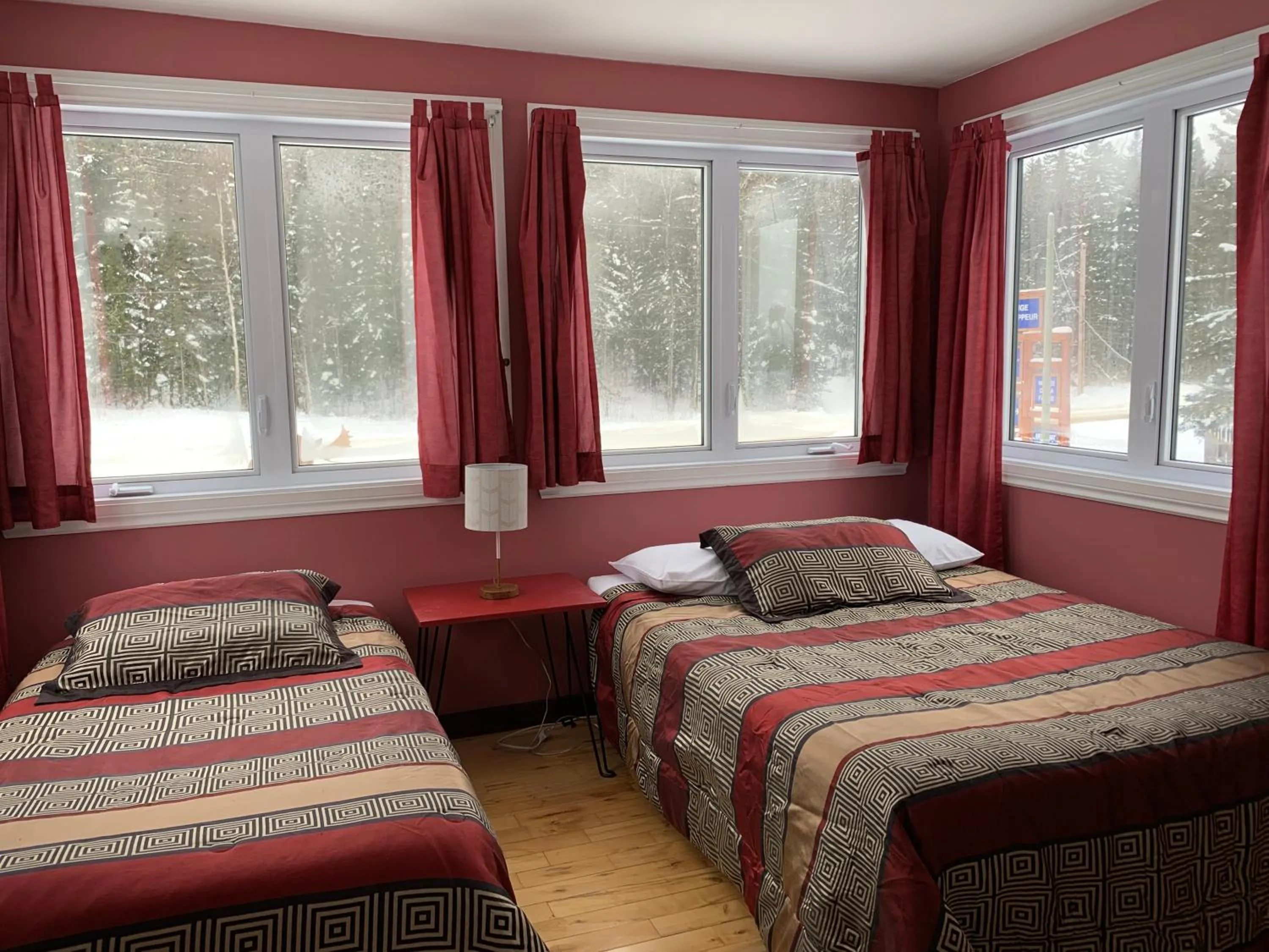 Photo of the whole room, Bed in L'Auberge Refuge du Trappeur