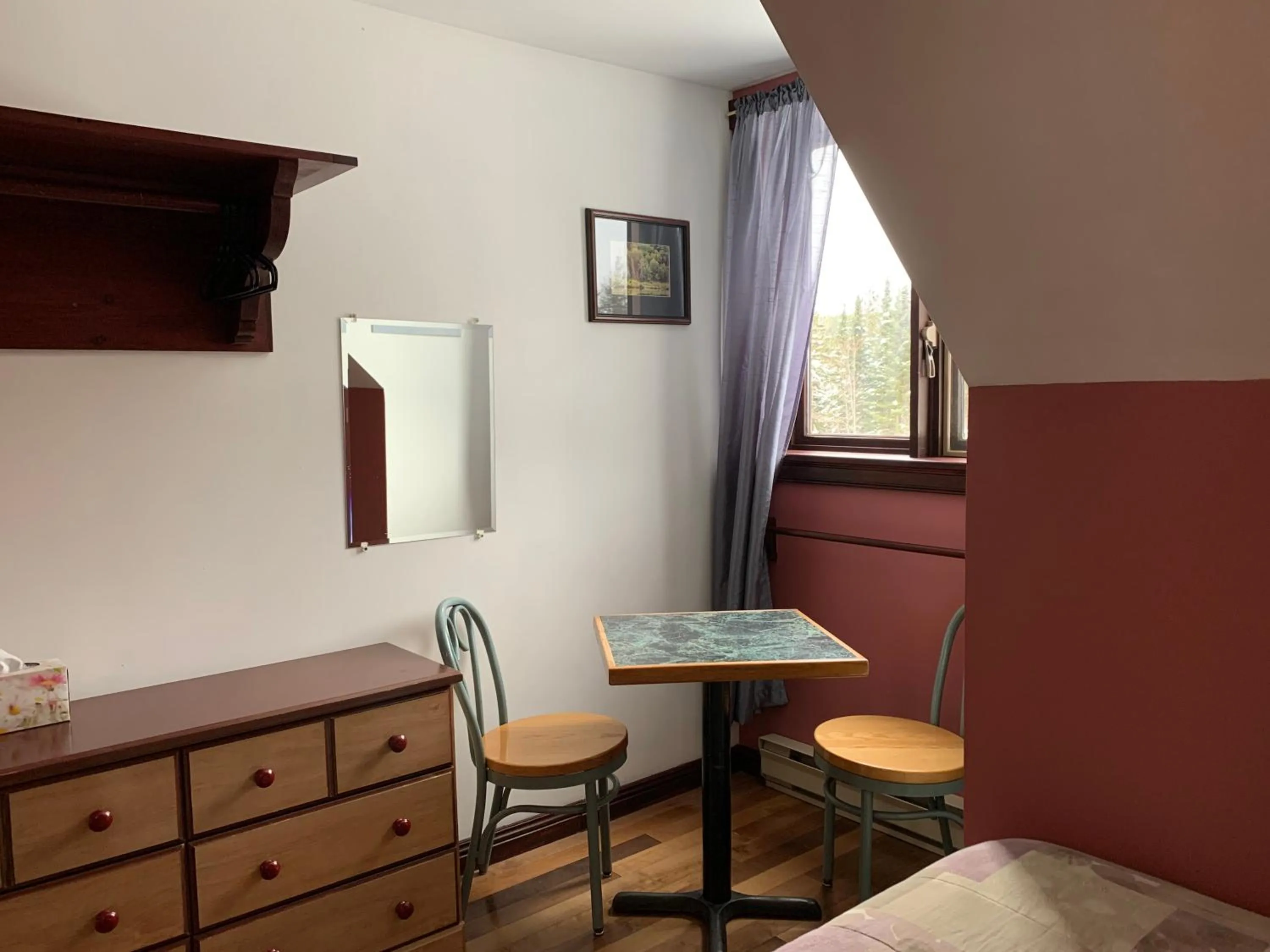 Dining area in L'Auberge Refuge du Trappeur