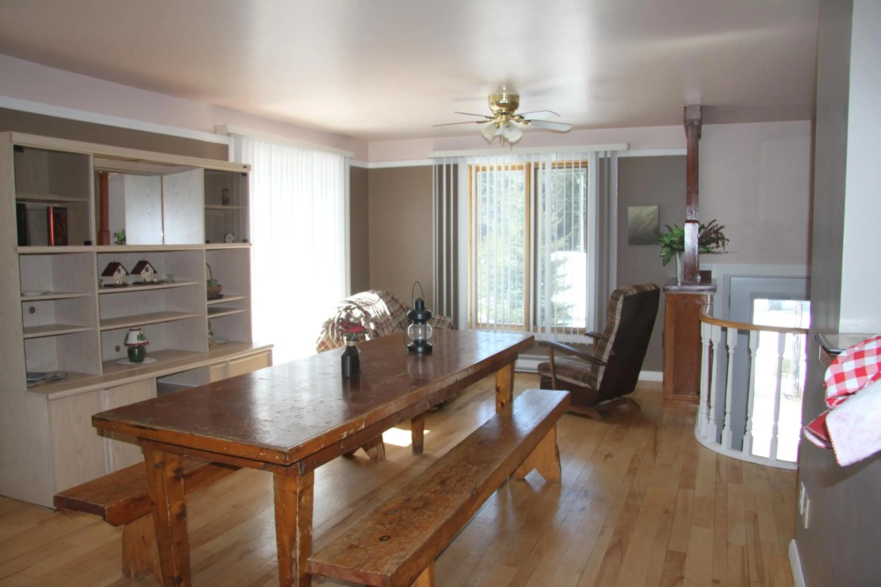 Dining area in L'Auberge Refuge du Trappeur