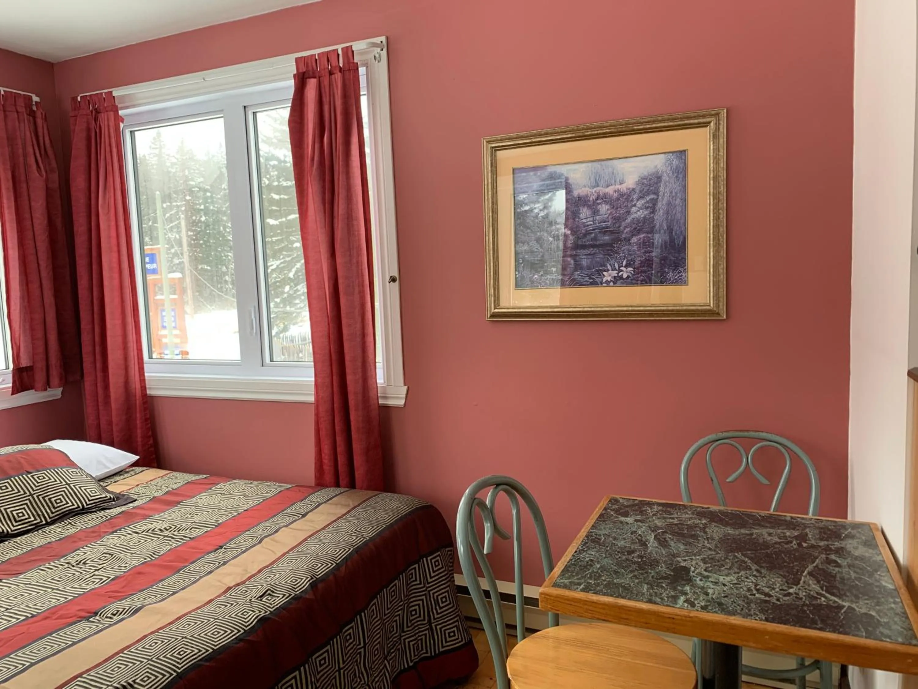 Bedroom, Bed in L'Auberge Refuge du Trappeur