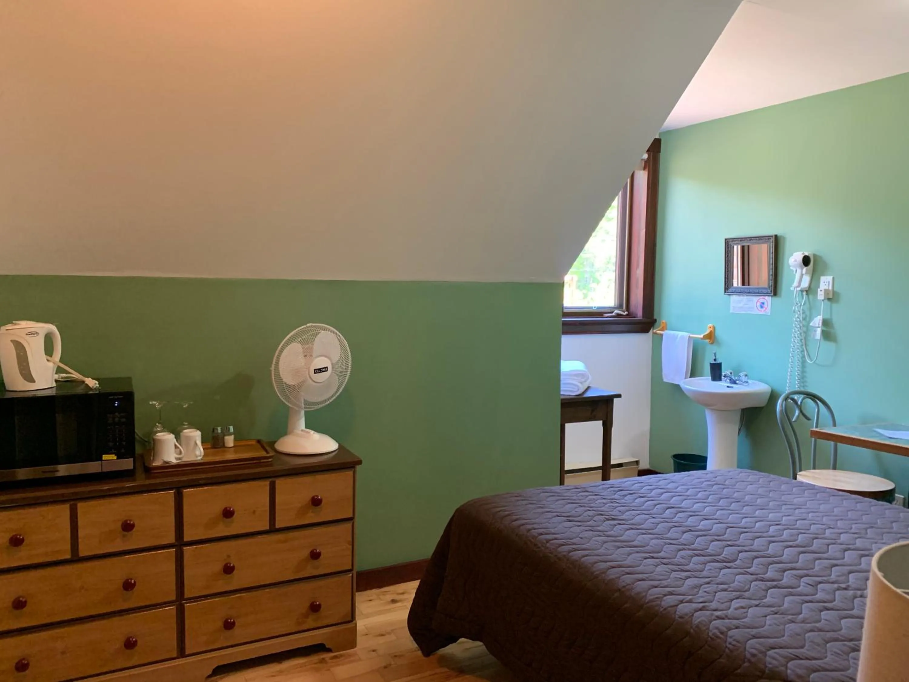 Bedroom, Bed in L'Auberge Refuge du Trappeur