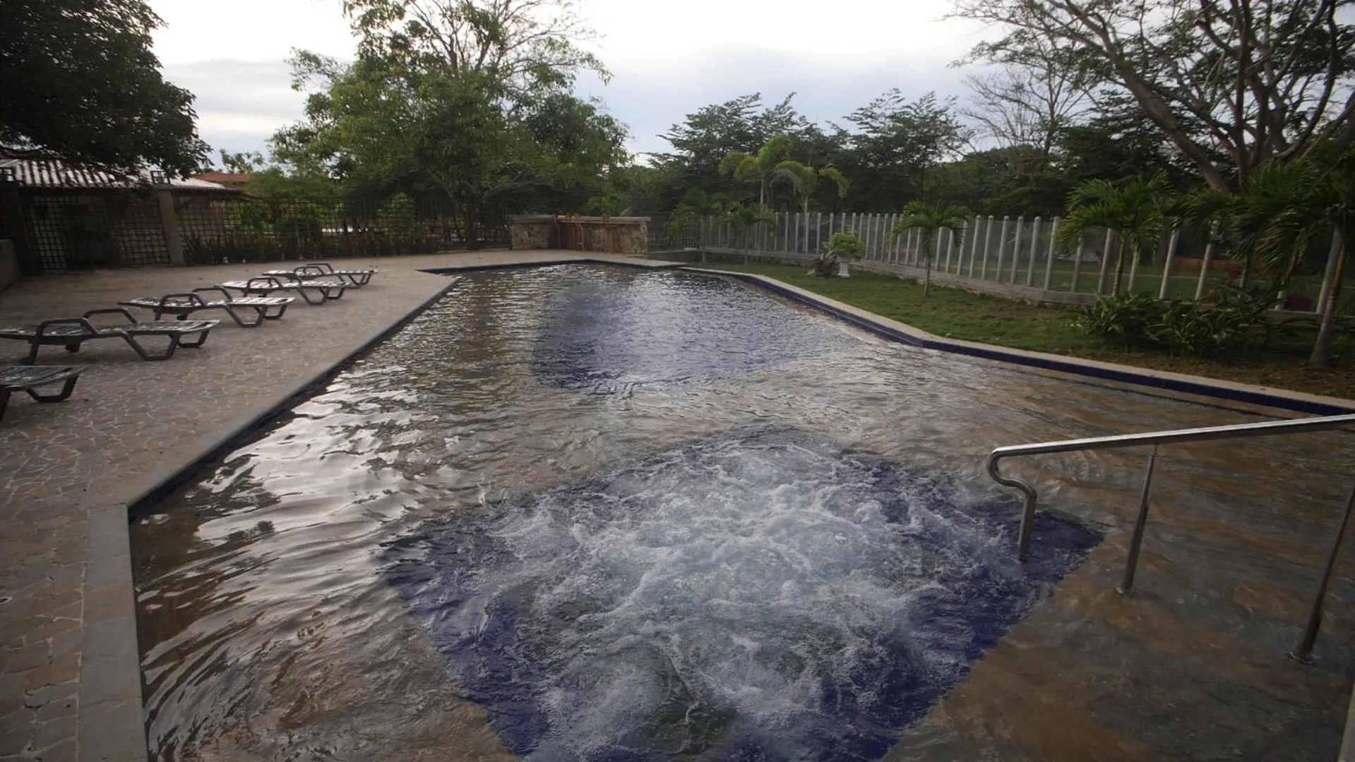 Swimming pool in Samadhi Ecohotel by Rotamundos