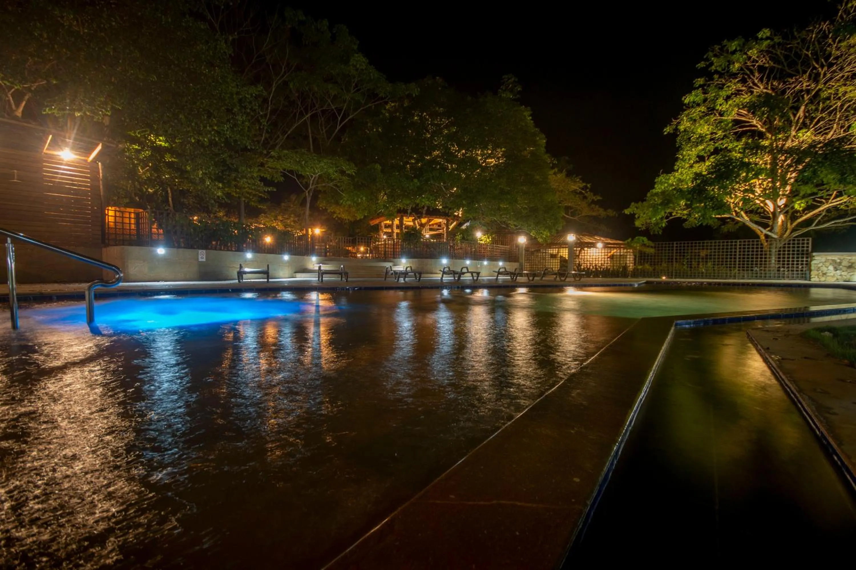 Swimming pool in Samadhi Ecohotel by Rotamundos
