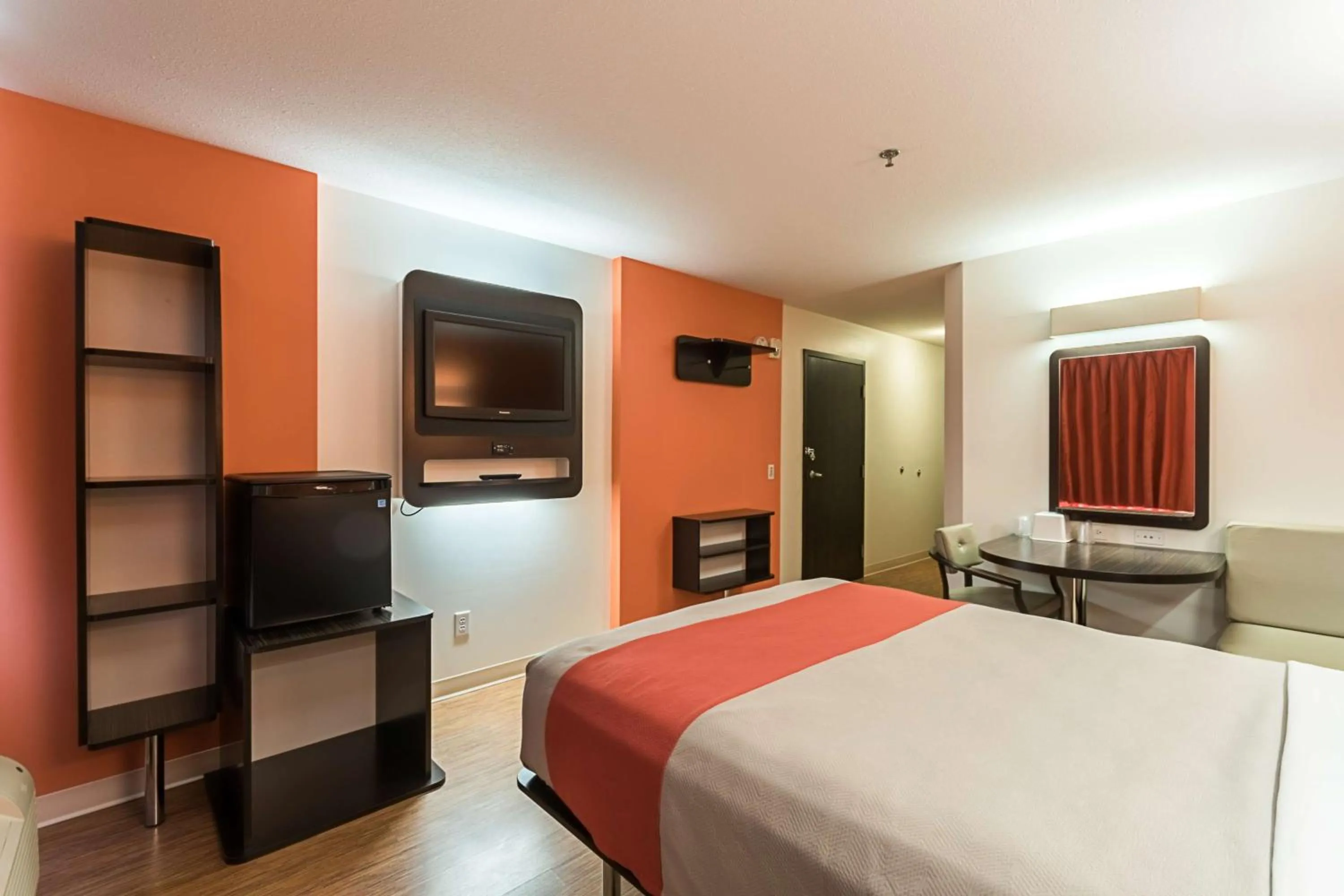 Photo of the whole room, Bed in Motel 6-Moosomin, SK