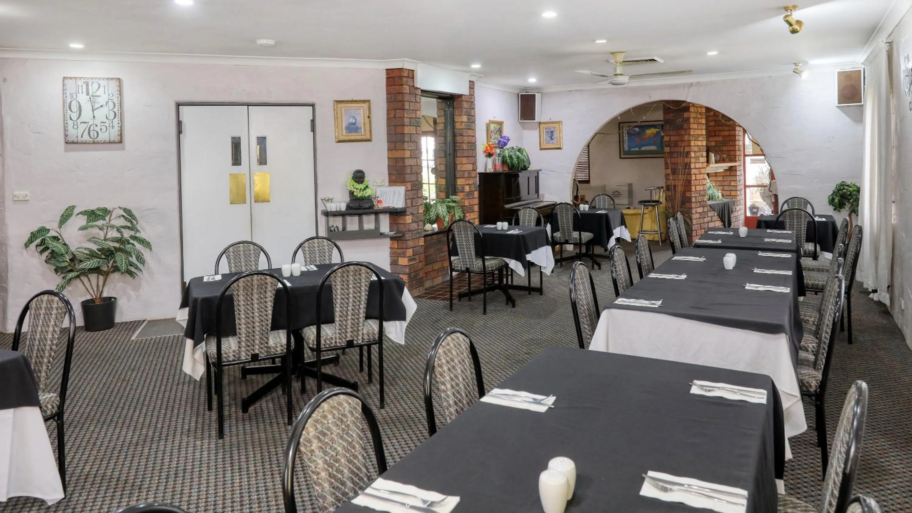 Restaurant/places to eat in Espana Motel