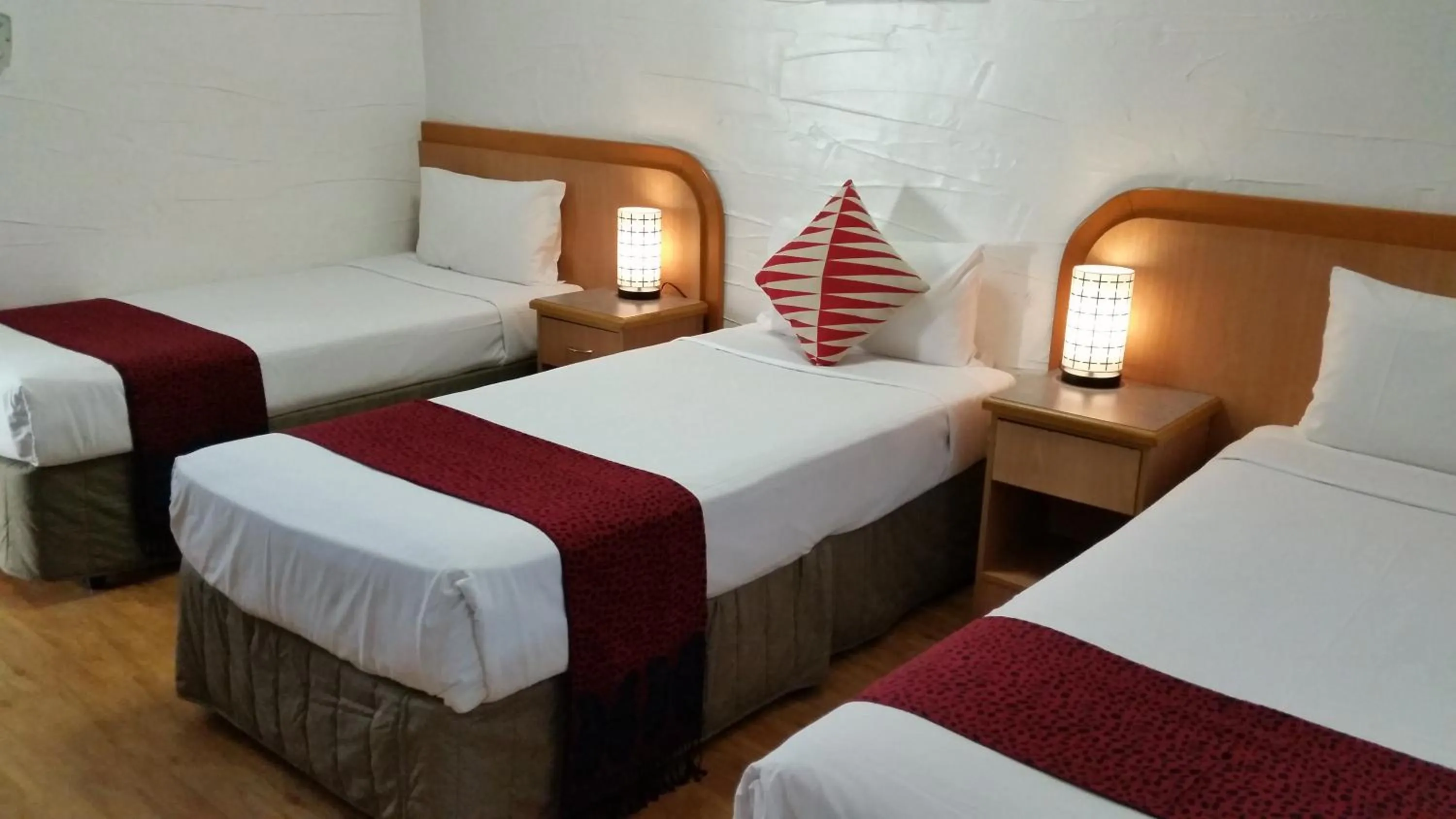 Photo of the whole room, Bed in Espana Motel