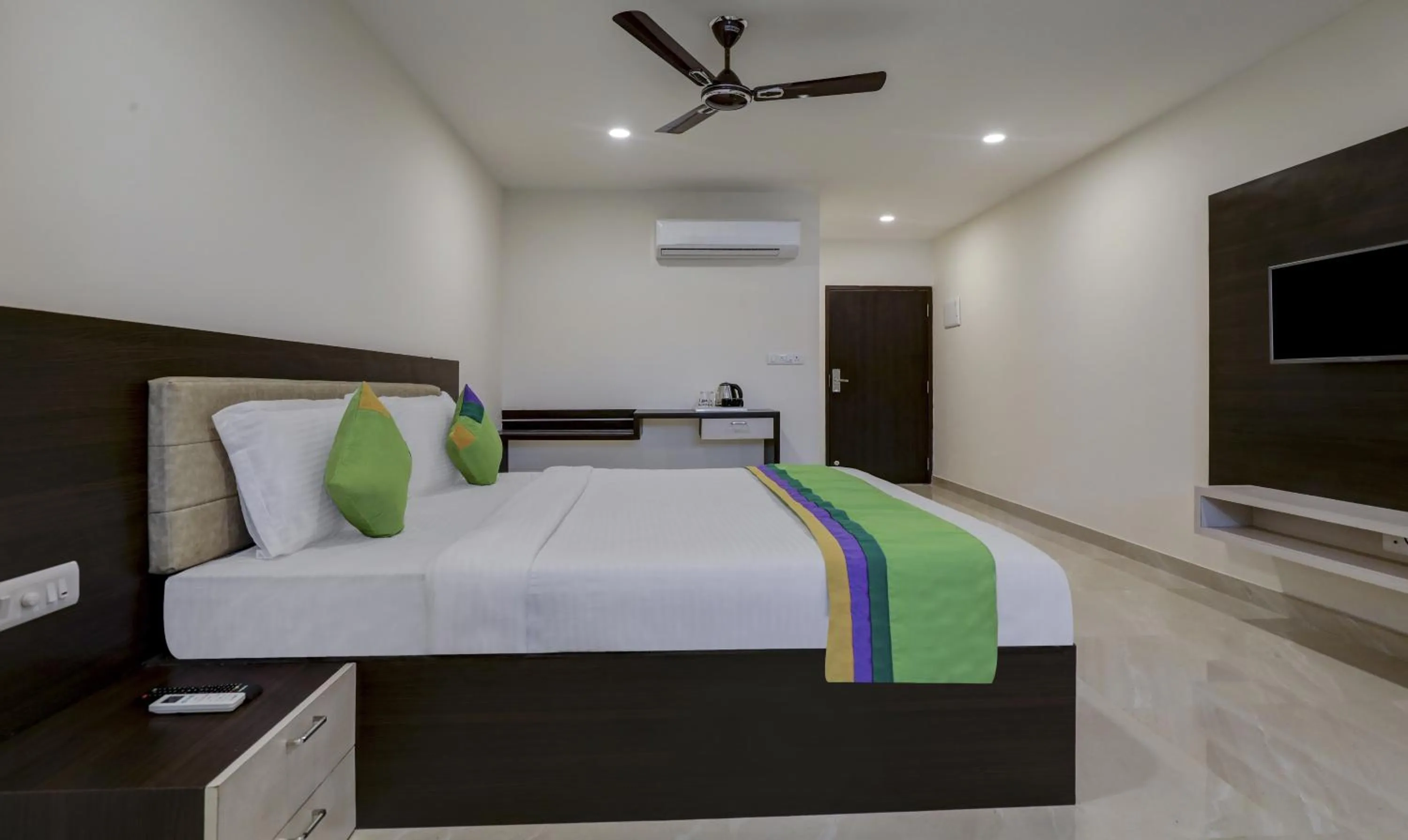 Photo of the whole room, Bed in Treebo The Horizon Kankanady