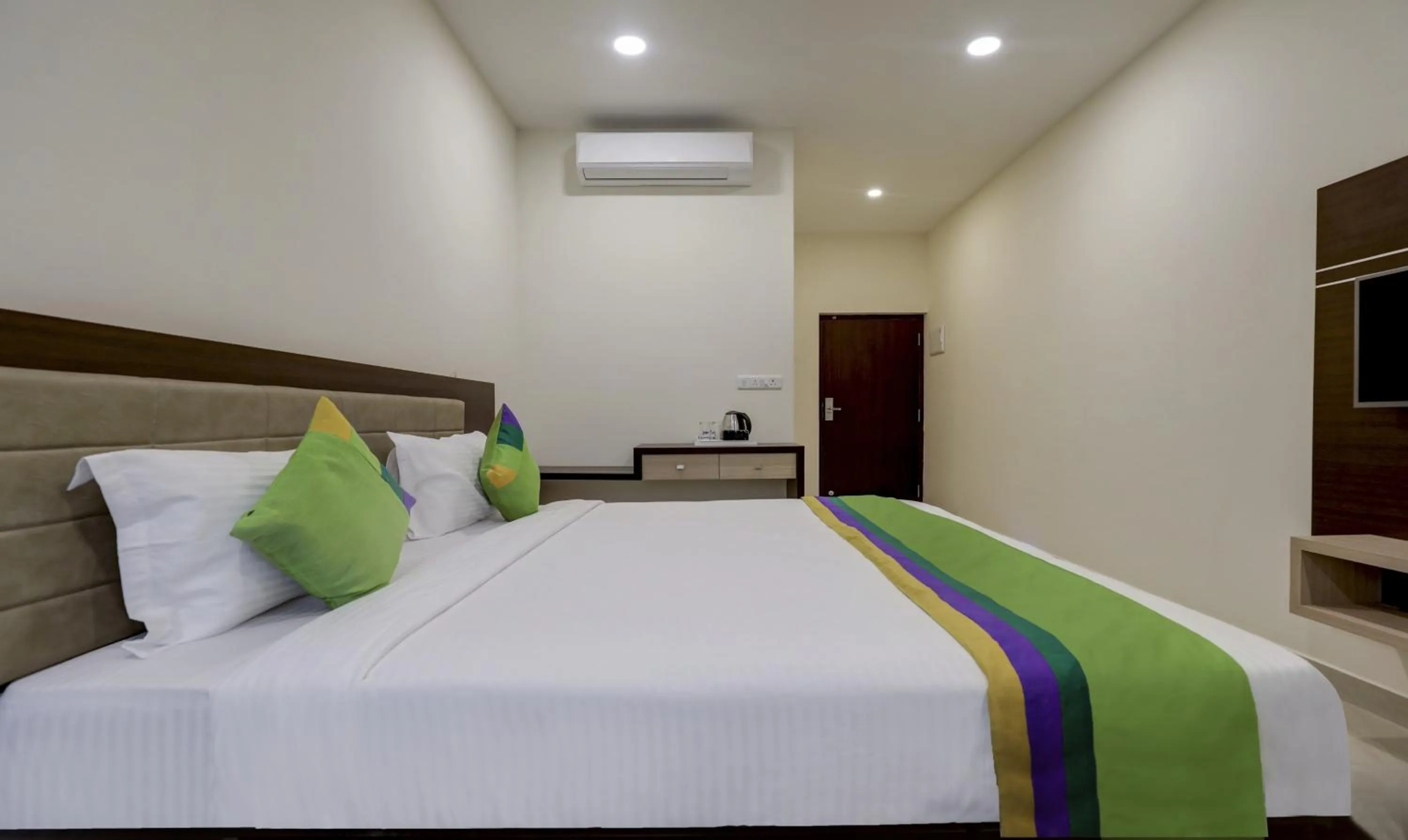 Photo of the whole room, Bed in Treebo The Horizon Kankanady