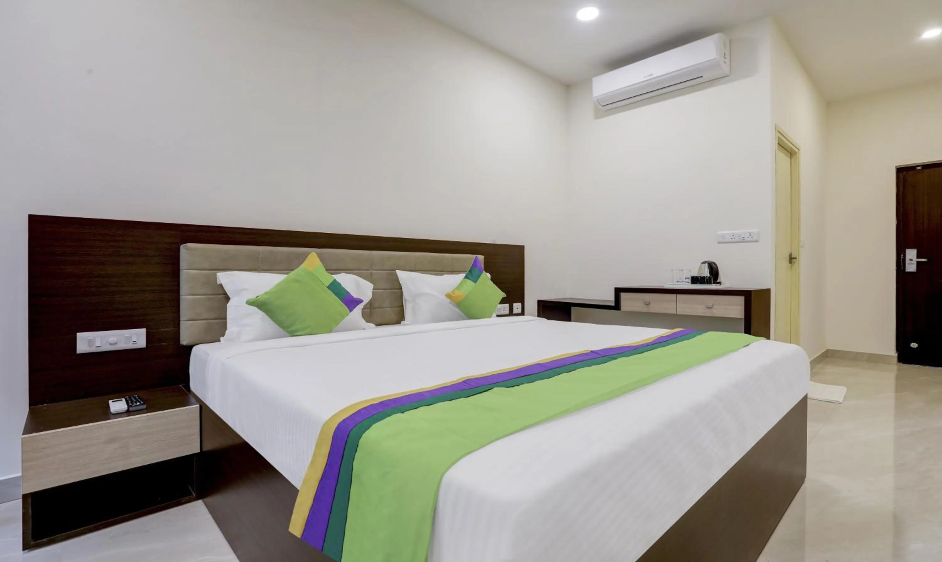 Photo of the whole room, Bed in Treebo The Horizon Kankanady