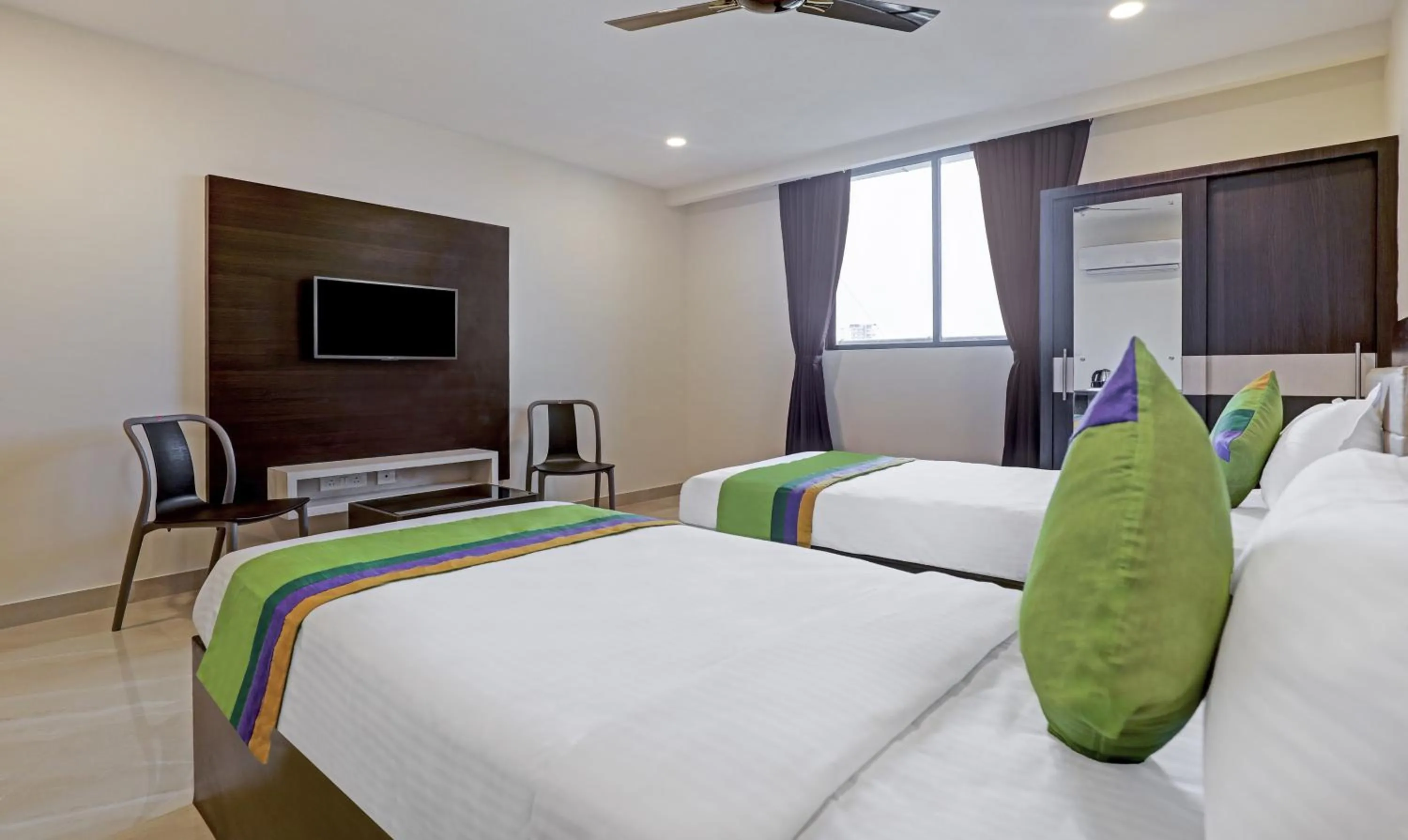 Photo of the whole room, Bed in Treebo The Horizon Kankanady