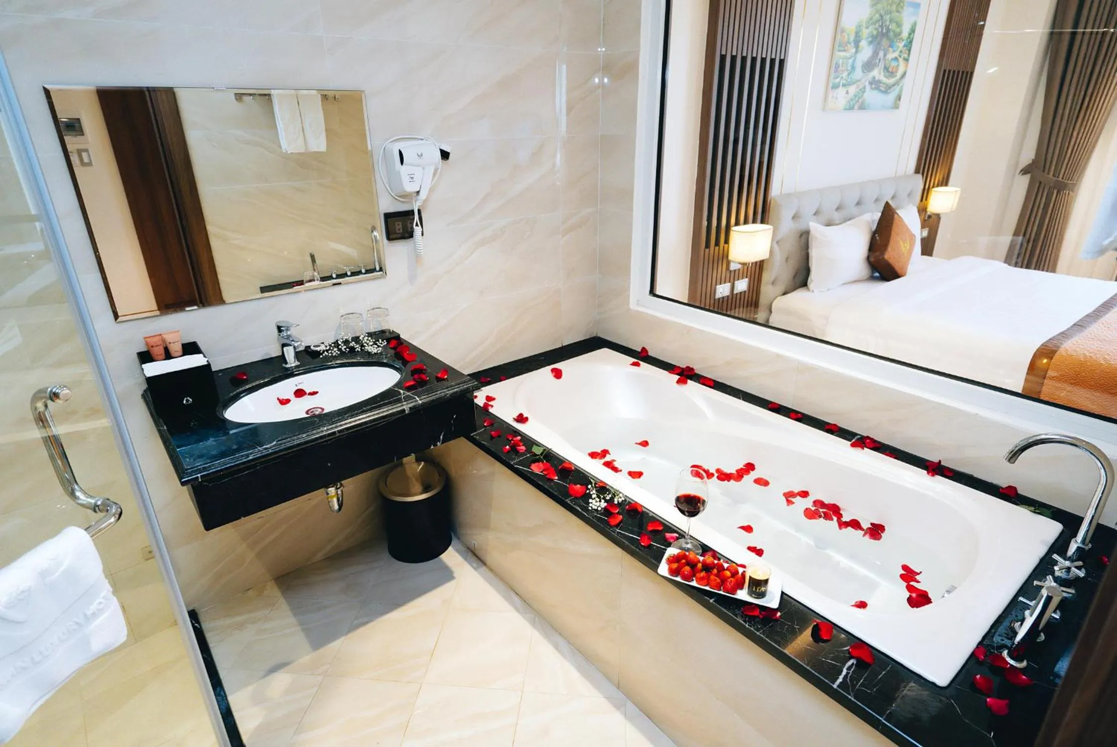 Shower, Bed in Manh Quan Luxury Hotel