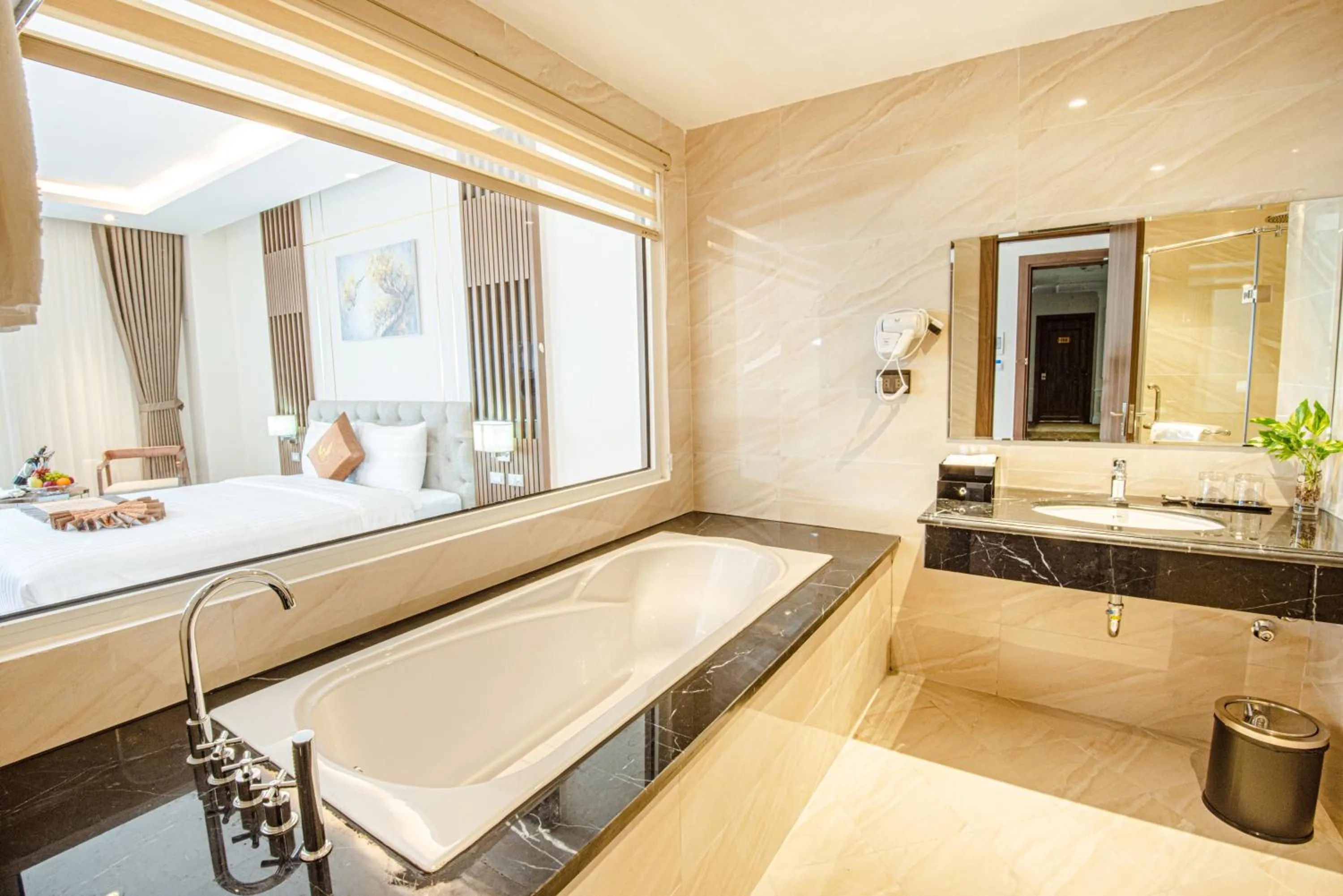 Bathroom, Bed in Manh Quan Luxury Hotel
