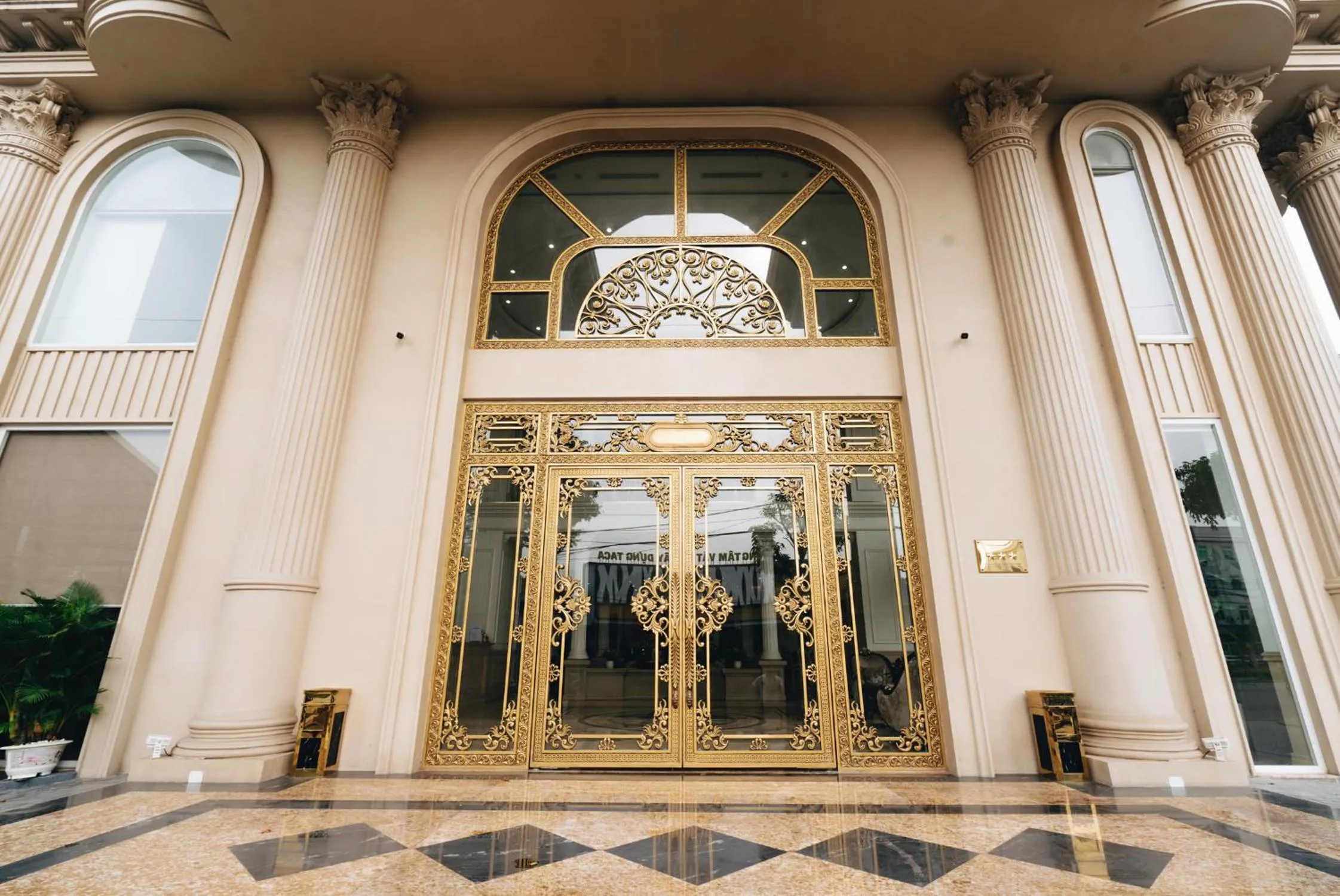 Facade/entrance in Manh Quan Luxury Hotel