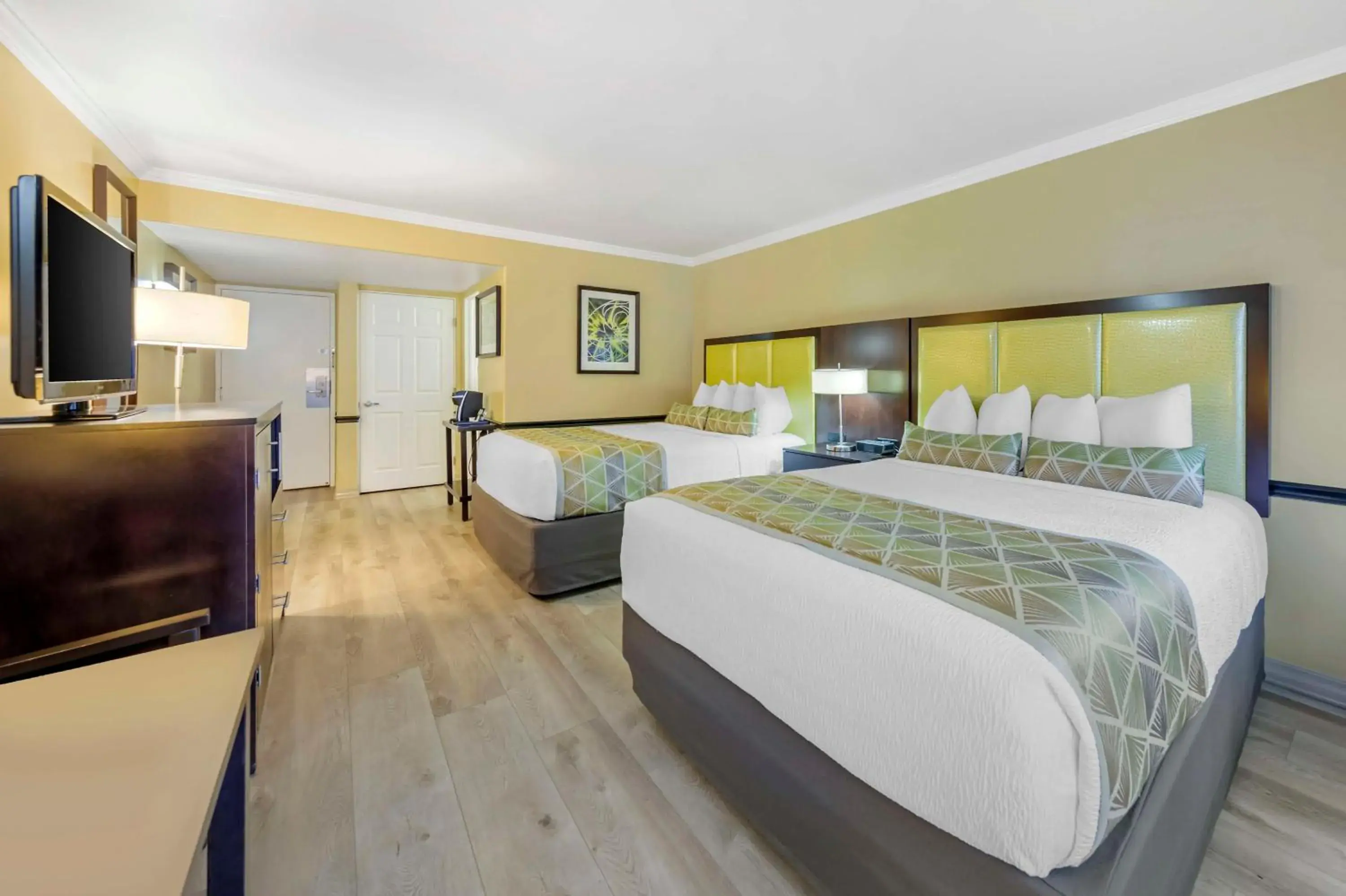 Queen Room with Two Queen Beds and Patio - Poolside in Best Western Canoga Park Motor Inn Queen Room with Two Queen Beds and Patio - Poolside in Best Western Canoga Park Motor Inn