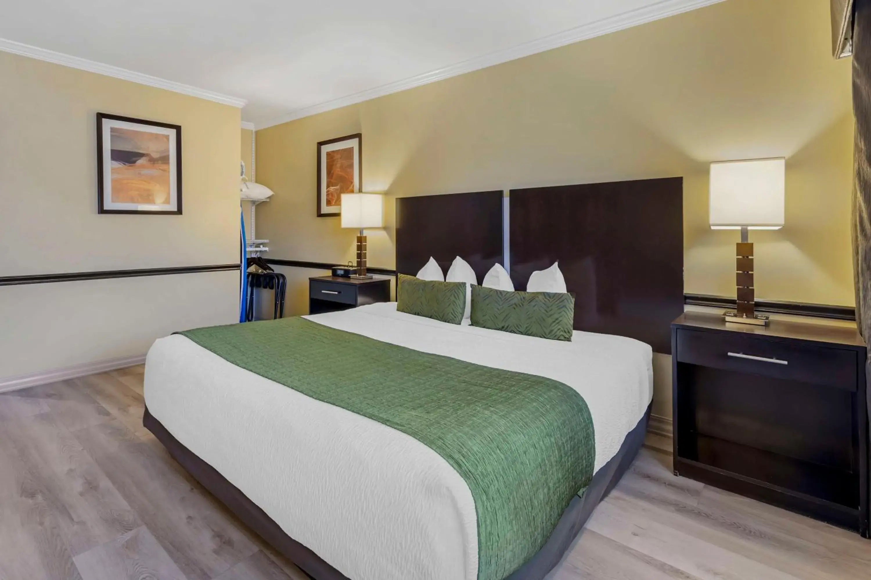 King Room with Mobility Accessible Tub in Best Western Canoga Park Motor Inn King Room with Mobility Accessible Tub in Best Western Canoga Park Motor Inn