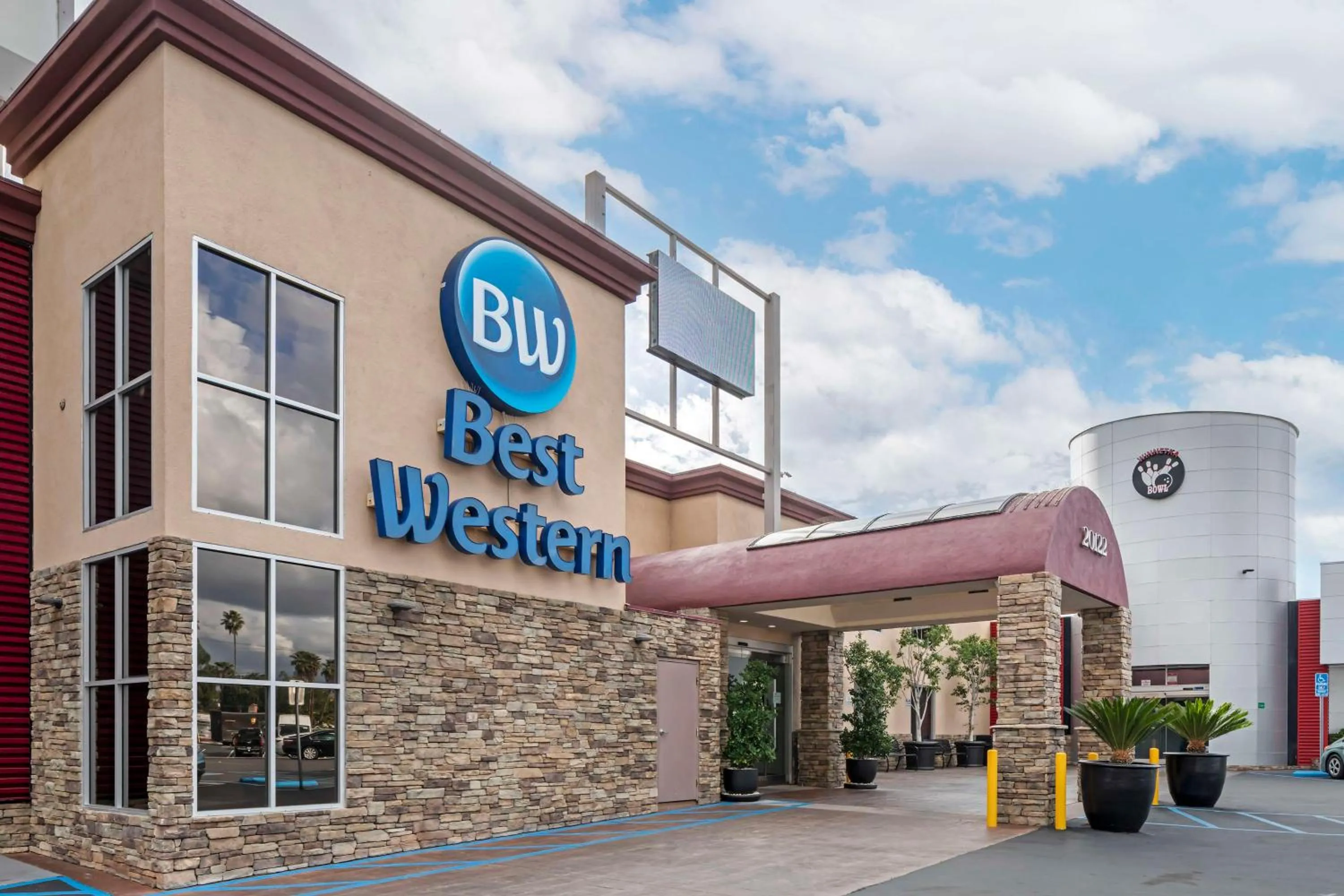 Property building in Best Western Canoga Park Motor Inn