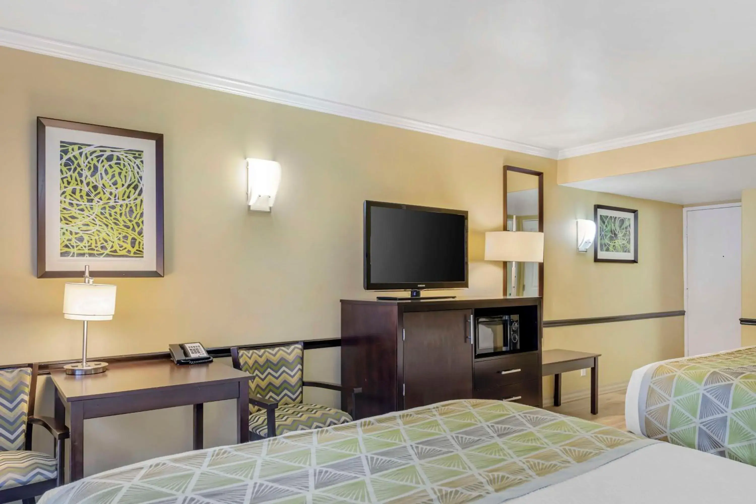 Queen Room with Two Queen Beds and Bath Tub - Disability Access in Best Western Canoga Park Motor Inn Queen Room with Two Queen Beds and Bath Tub - Disability Access in Best Western Canoga Park Motor Inn
