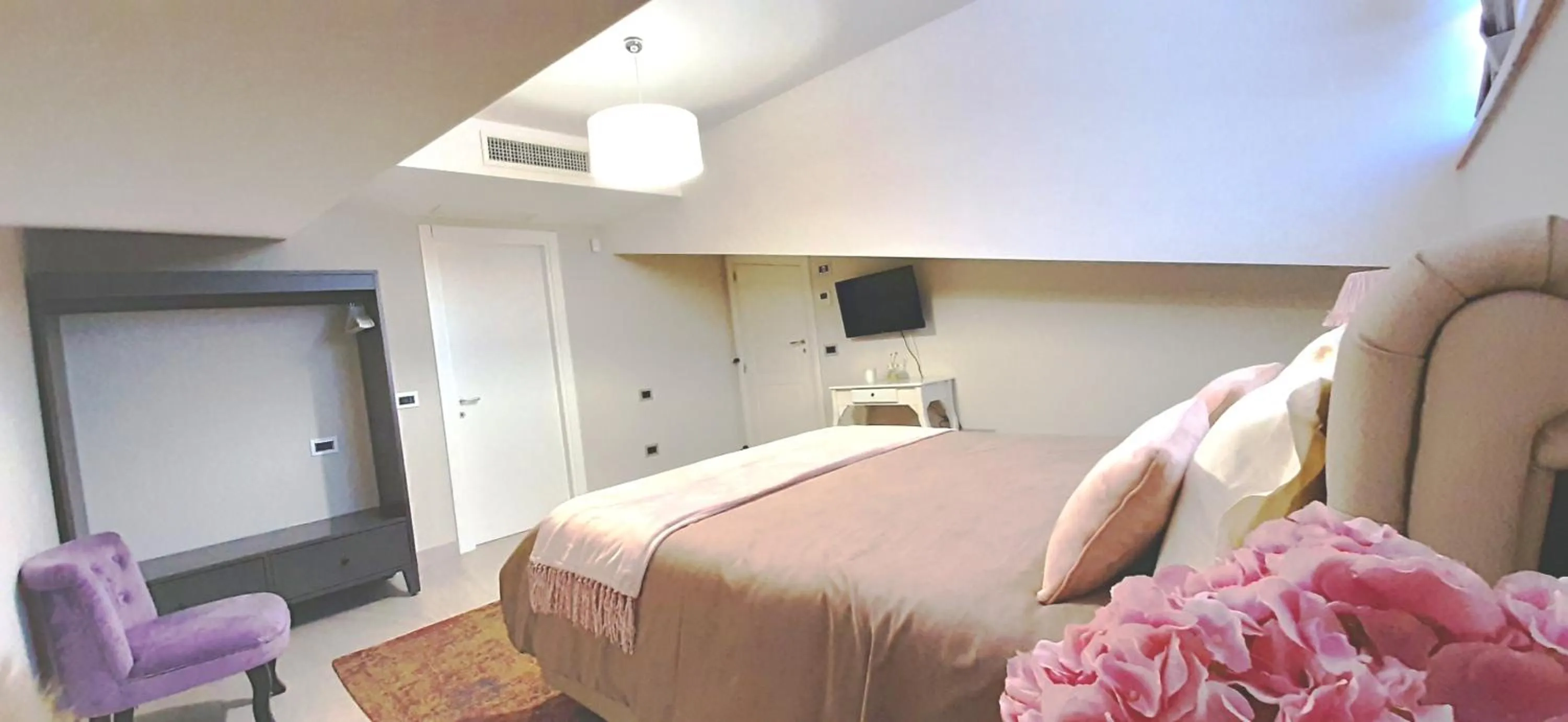 Photo of the whole room in Villa Arya