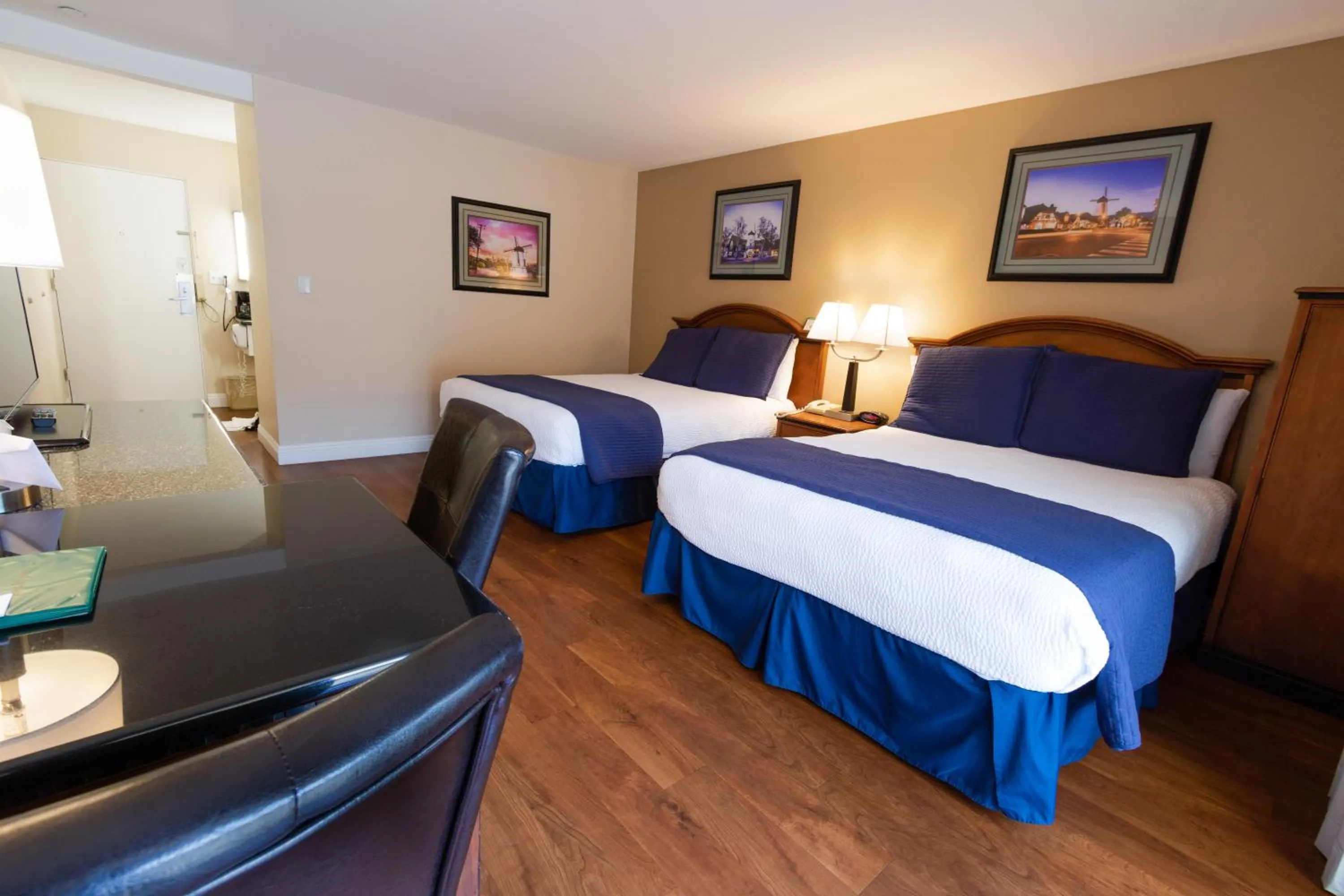 Photo of the whole room, Bed in Pea Soup Andersen's Inn