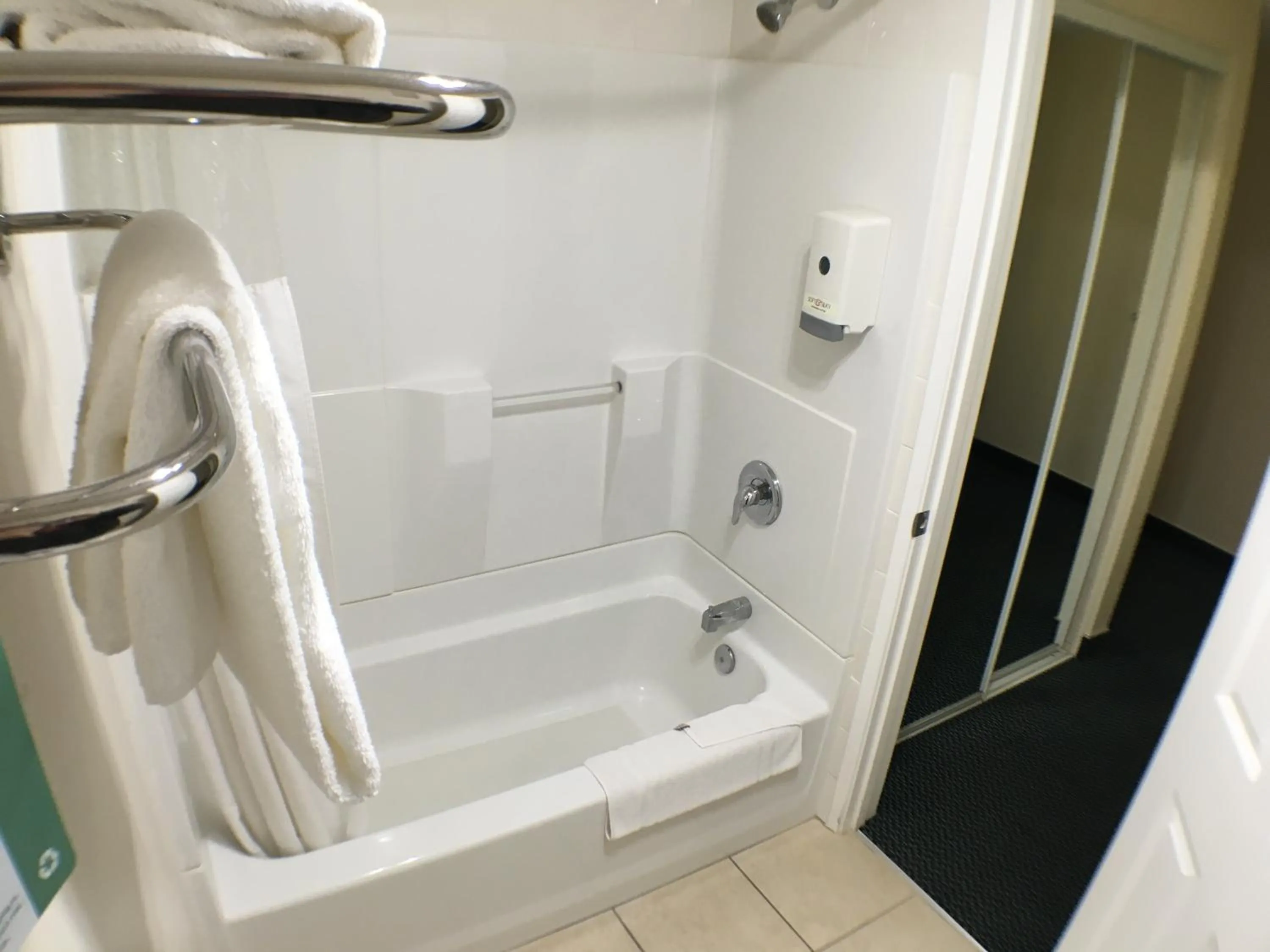 Shower in Pea Soup Andersen's Inn