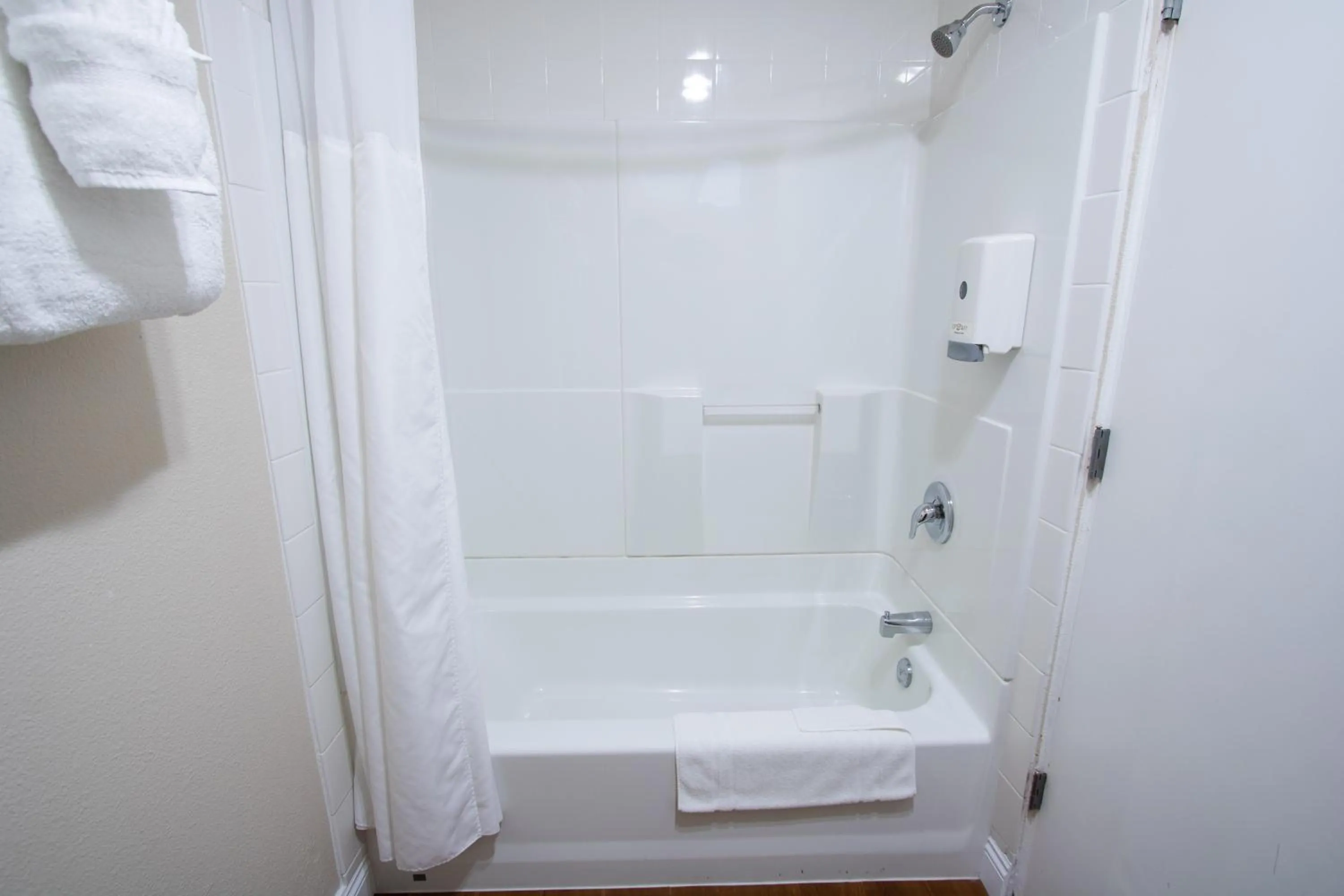 Shower in Pea Soup Andersen's Inn