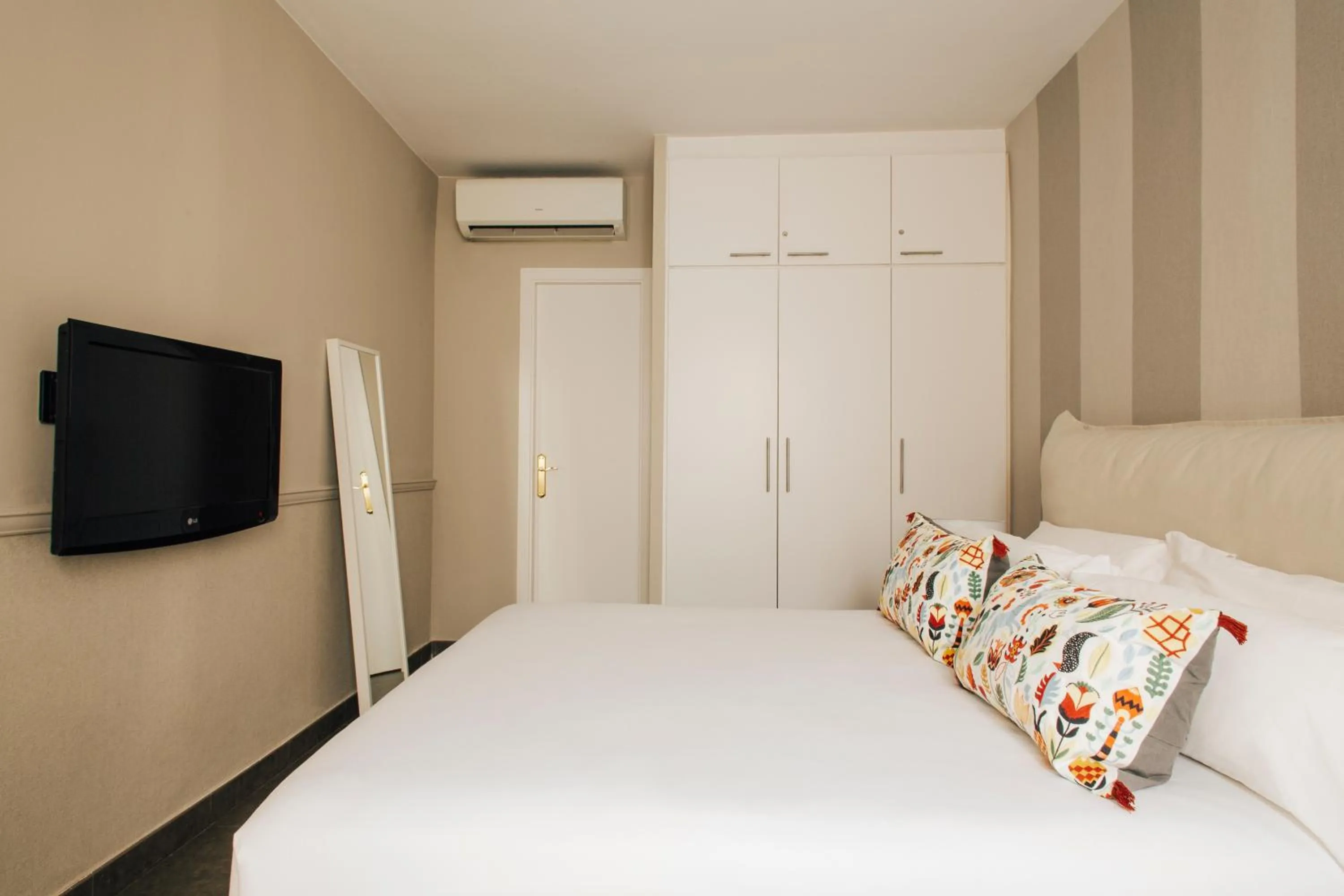 Bed in Barcelona Apartment Val