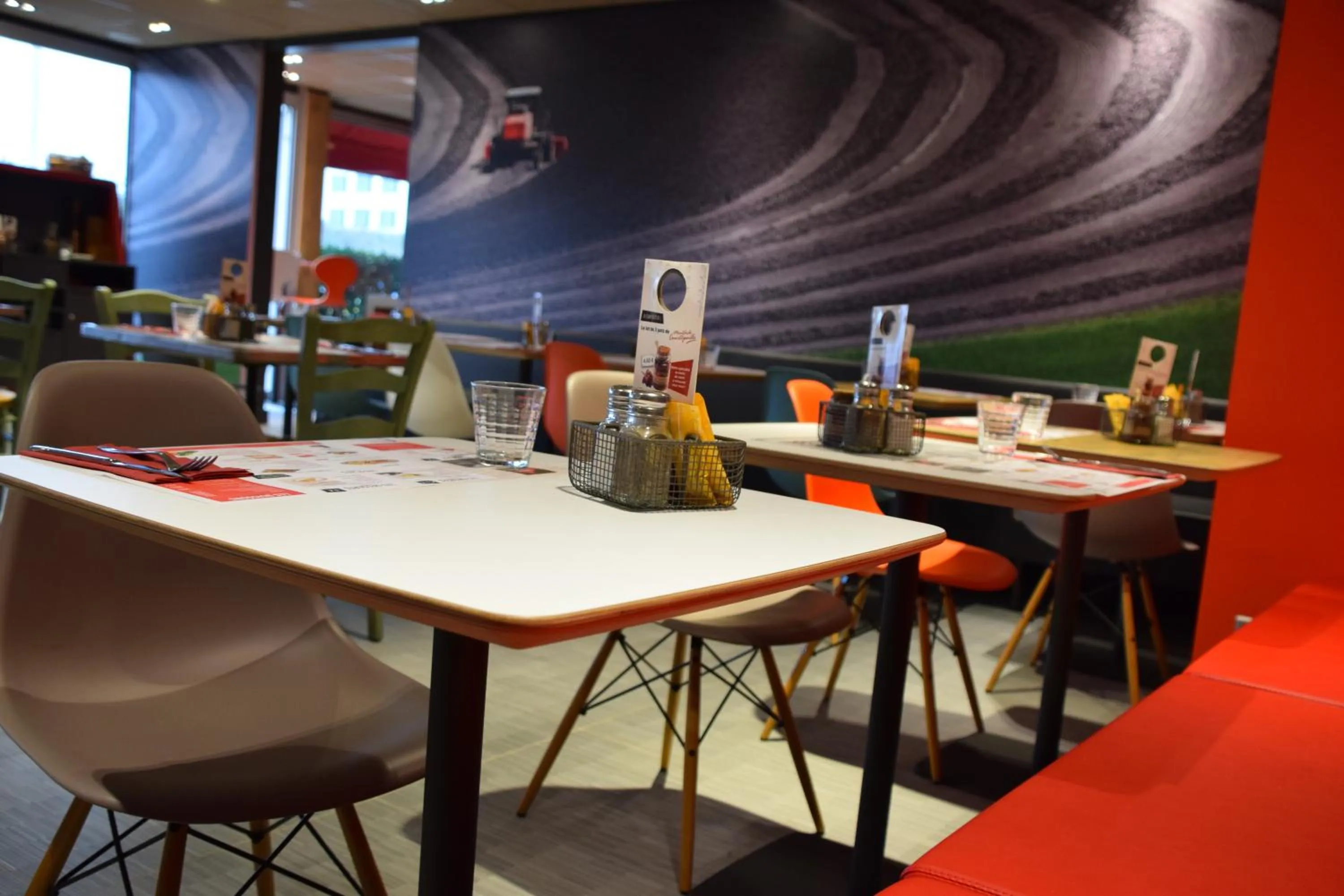 Restaurant/places to eat in ibis Saint-Denis Stade Ouest