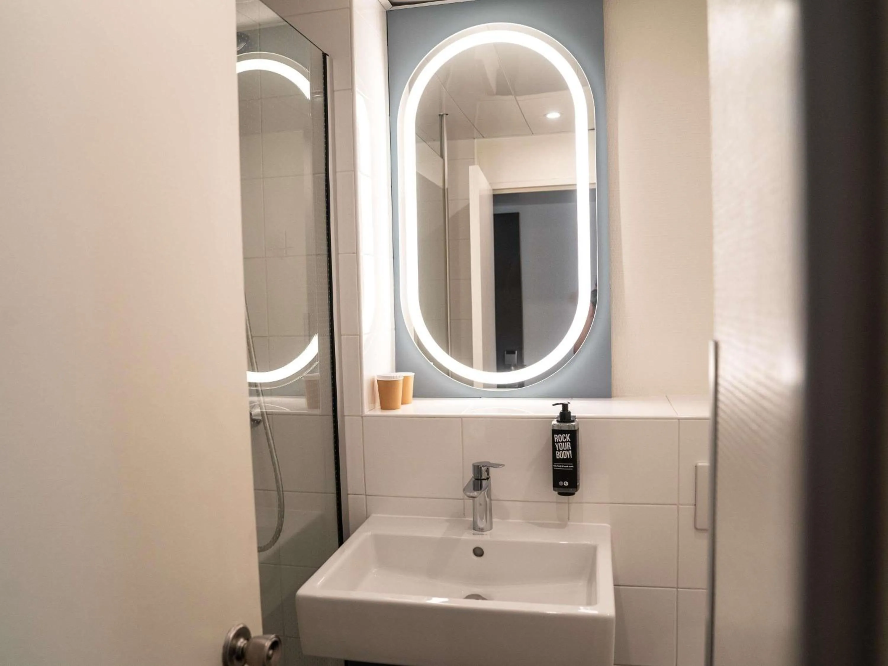 Bedroom in ibis Saint-Denis Stade Ouest