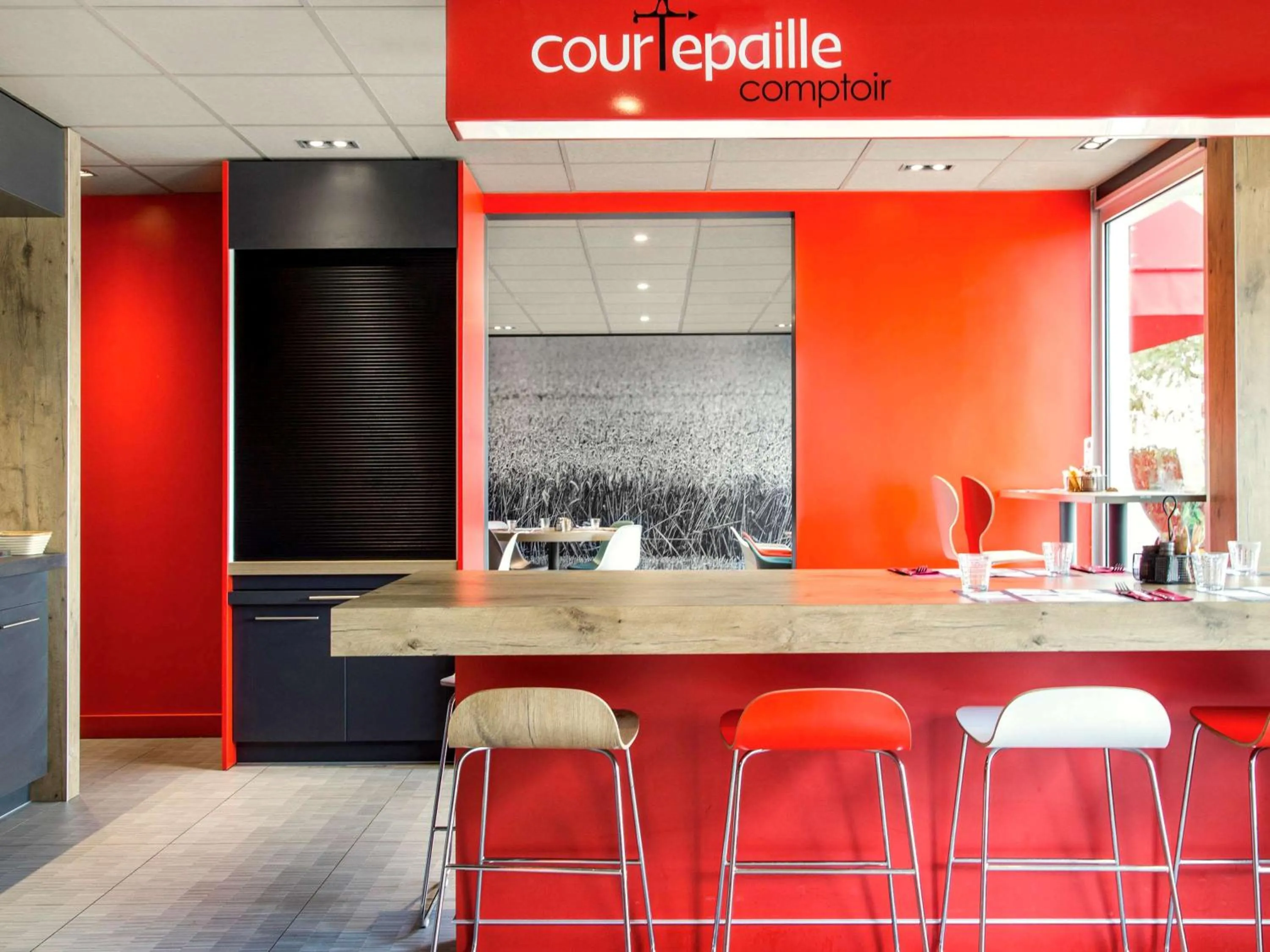 Restaurant/places to eat in ibis Saint-Denis Stade Ouest