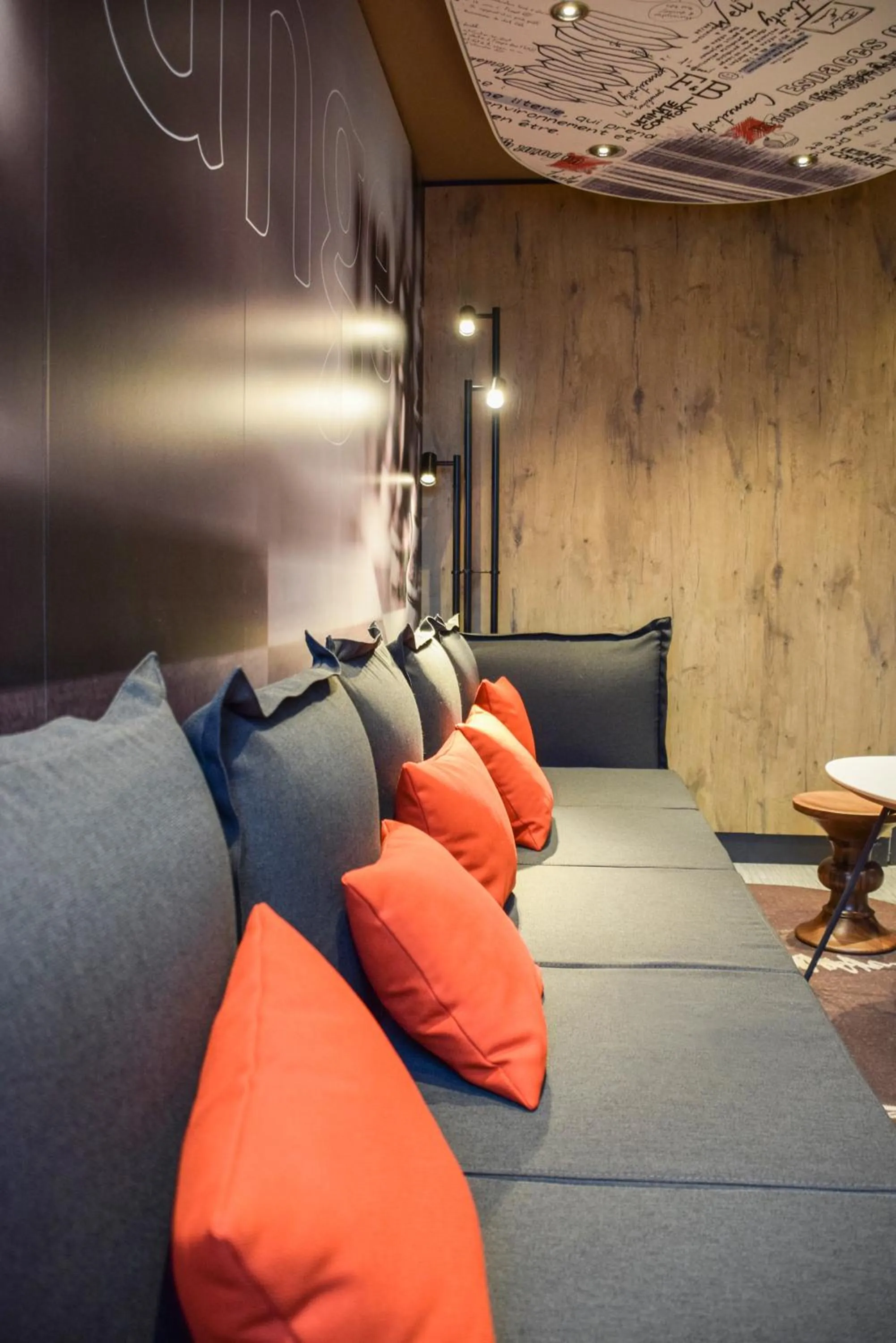 Lounge or bar in ibis Saint-Denis Stade Ouest