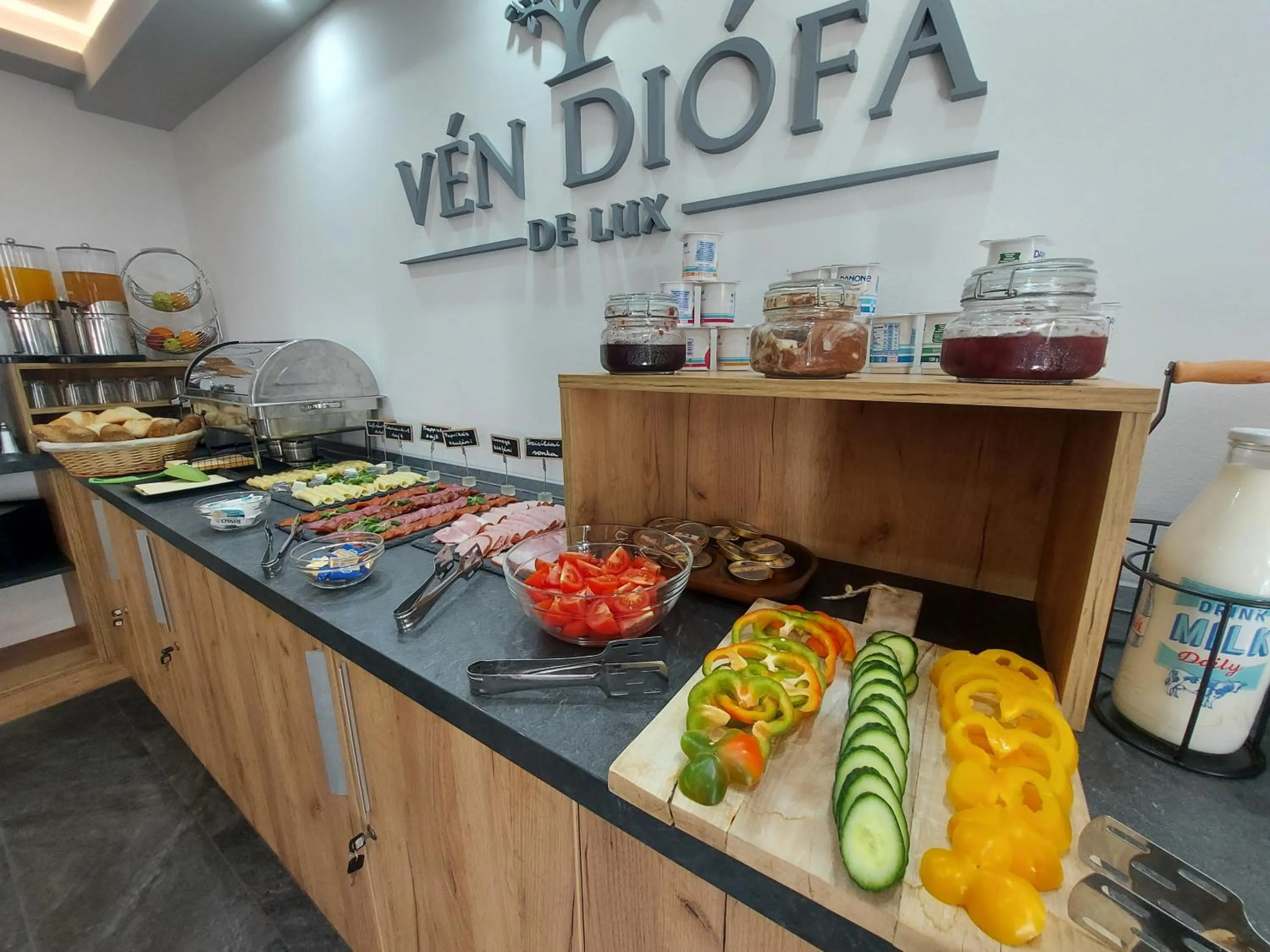 Buffet breakfast in Vén Diófa De Lux Panzió