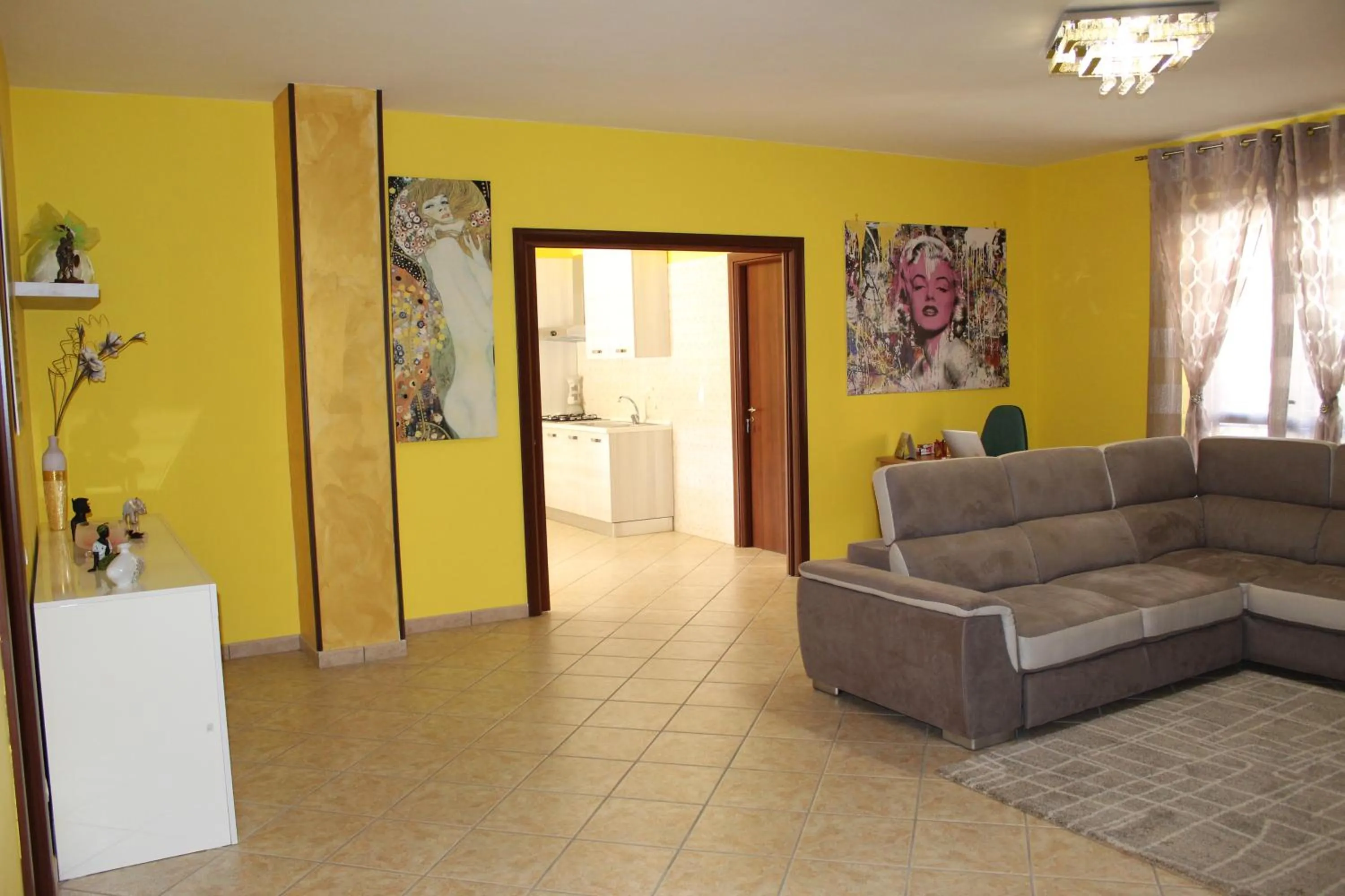 Communal lounge/ TV room in B&B Salerno