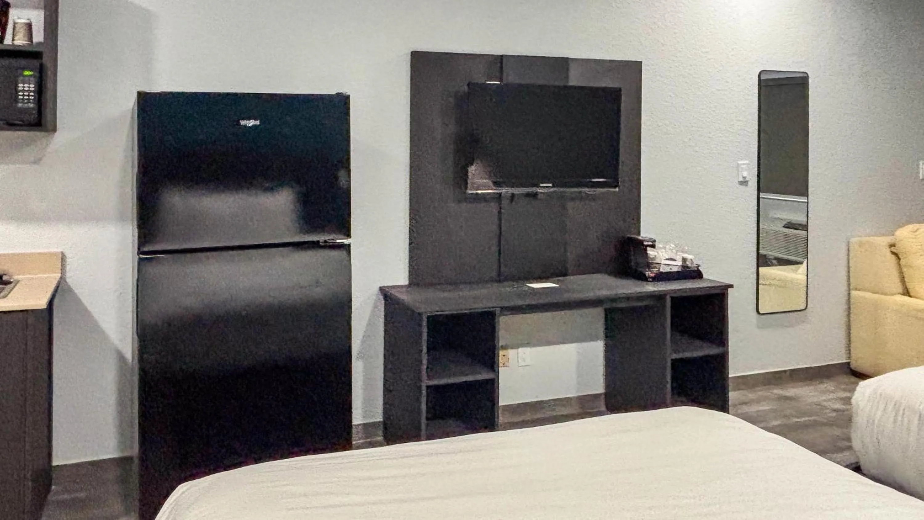 Photo of the whole room in Studio 6 Houston, TX - Westchase